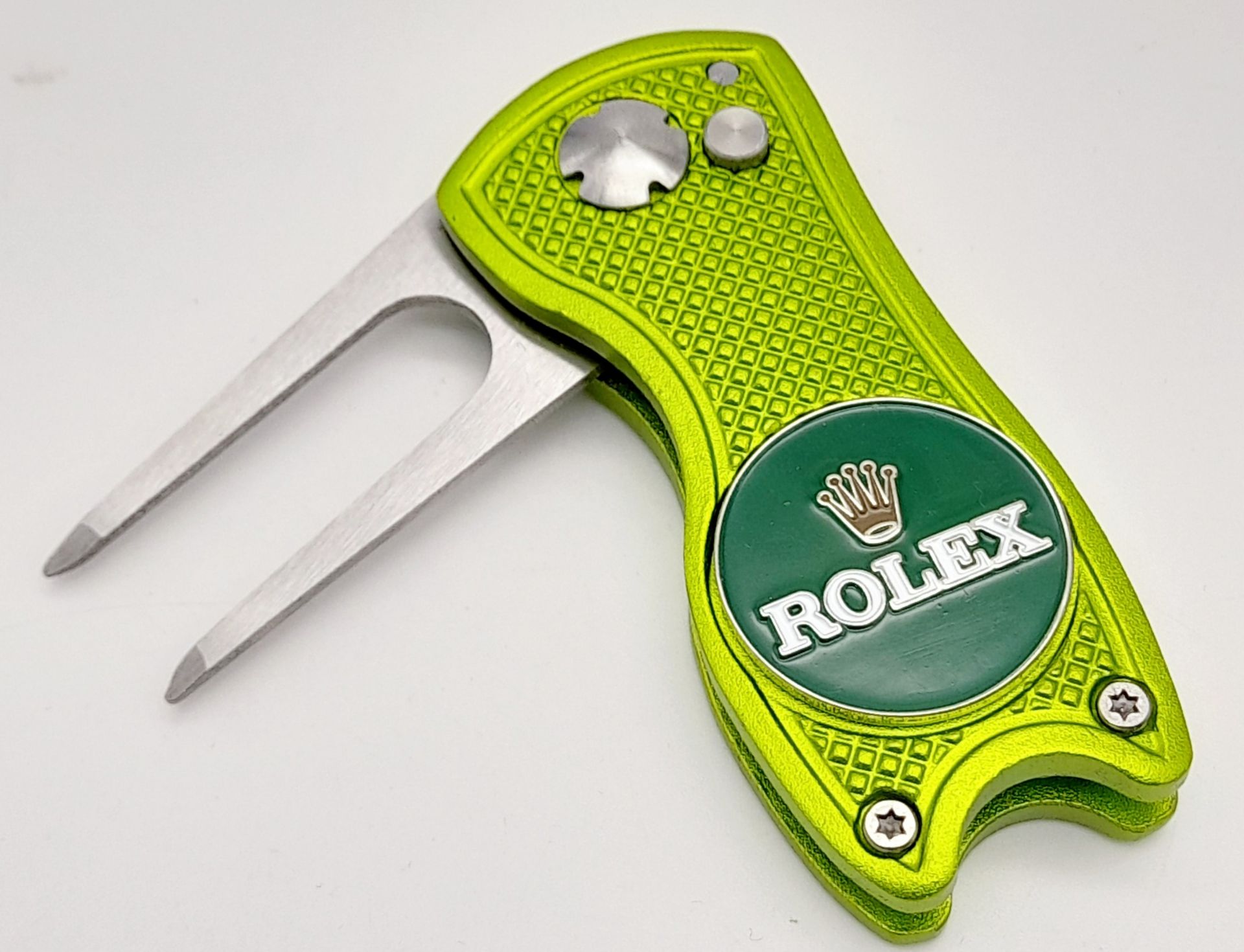 A Rolex Branded Retractable 'Flick' Golf Putting Divot Repair Tool. Removable magnetic ball marker - - Bild 2 aus 4