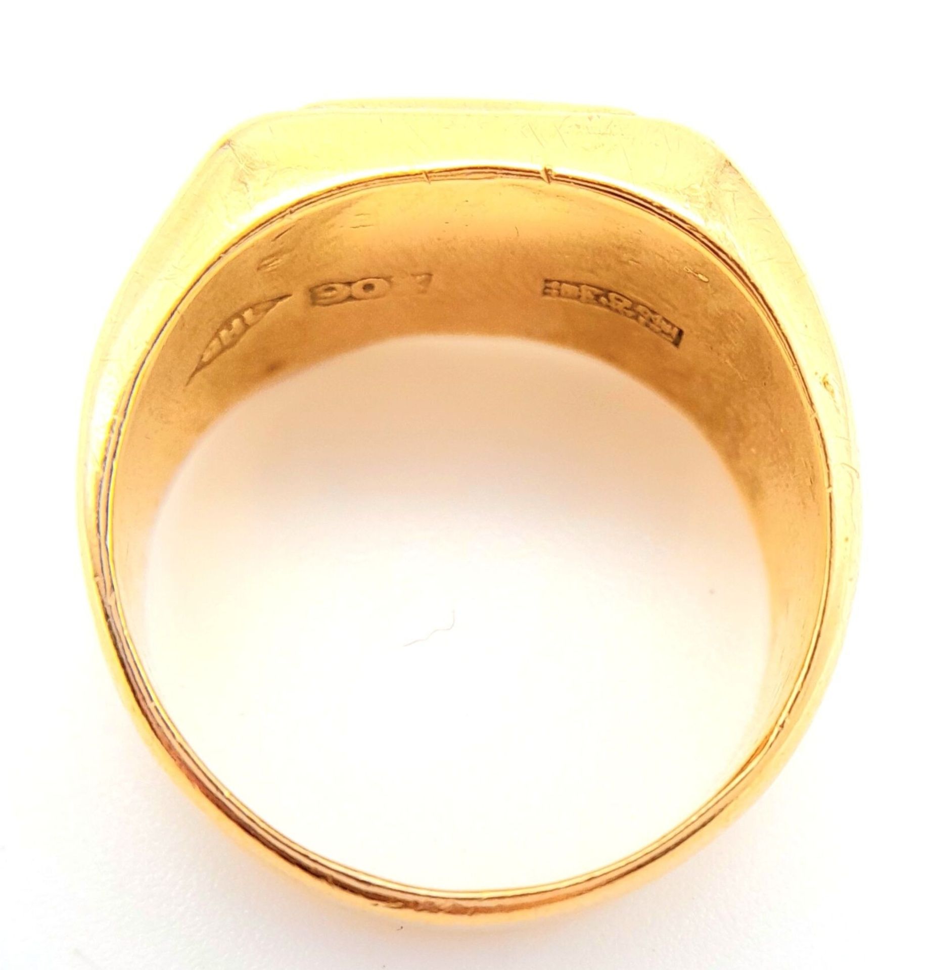 An 18 K yellow gold cygnet ring with a red enamel surface and the letter G. Ring size: N, weight: - Bild 4 aus 5