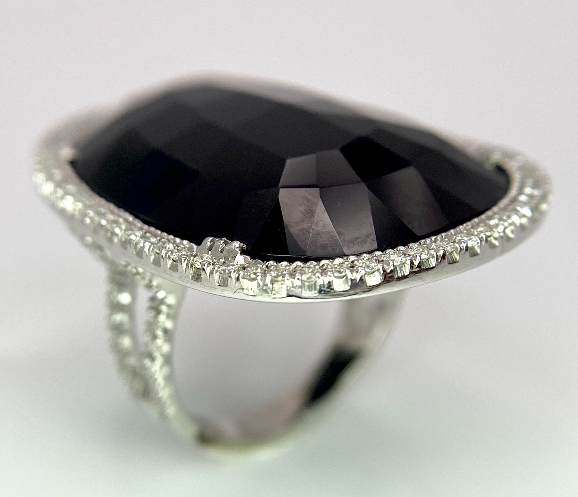 A Beautiful 18k White Gold Black Onyx and Diamond Ladies Dress Ring. Faceted black onyx with a - Bild 2 aus 8