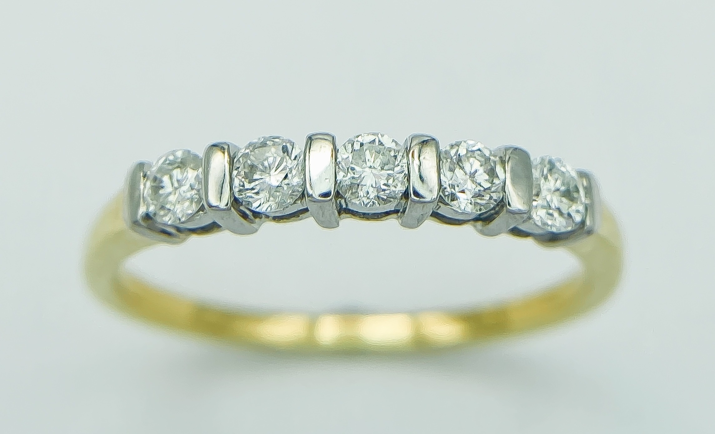 AN 18K YELLOW GOLD AND DIAMOND 5 STONE RING. 0.25CT. 1.8G. SIZE J. - Image 2 of 5