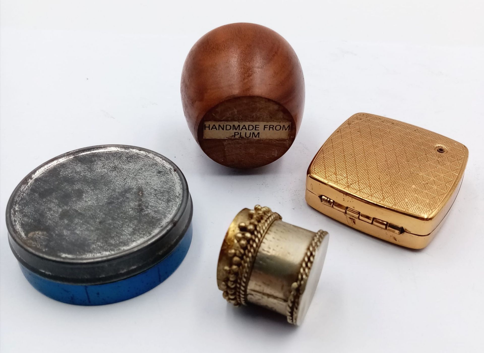 A Collection of Four Vintage and Antique Pieces Comprising; 1) A Gold Tone Pocket/ Purse Ash Tray - Bild 3 aus 3