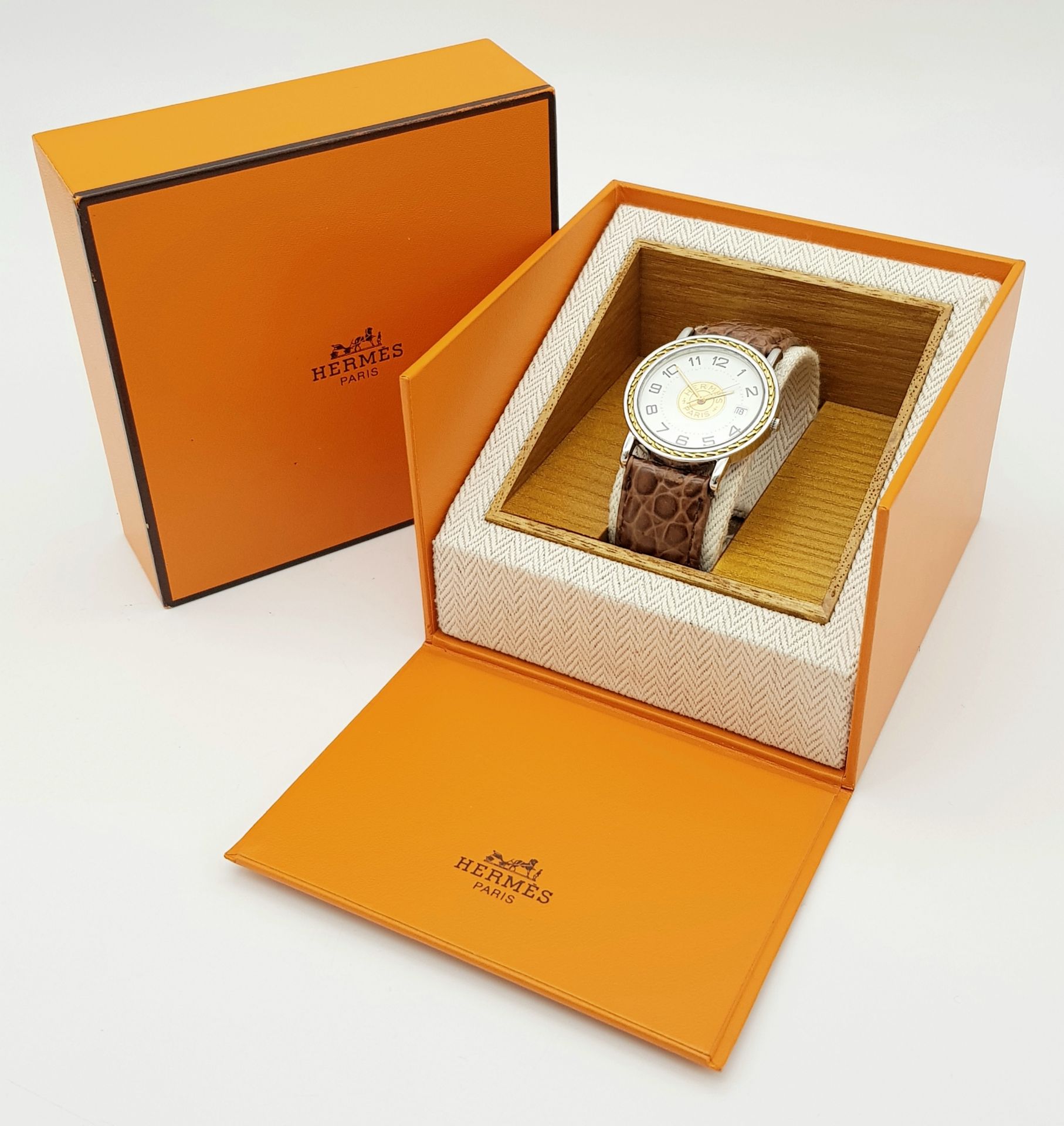 A FABULOUS HERMES OF PARIS GENTS WATCH WITH WHITE DIAL AND CIRCULAR CENTRAL LOGO ON A BROWN - Image 4 of 8