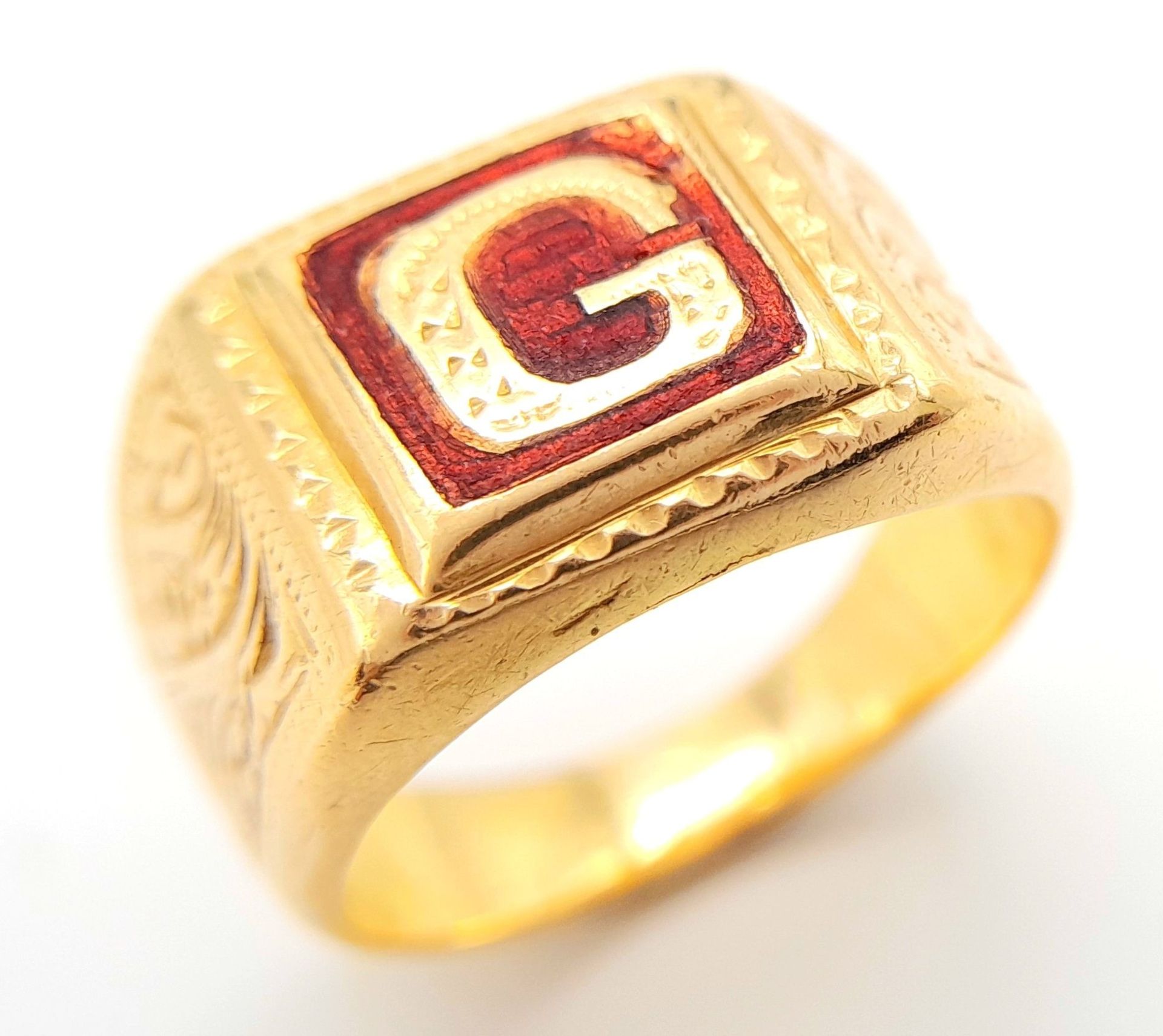An 18 K yellow gold cygnet ring with a red enamel surface and the letter G. Ring size: N, weight: - Bild 3 aus 5