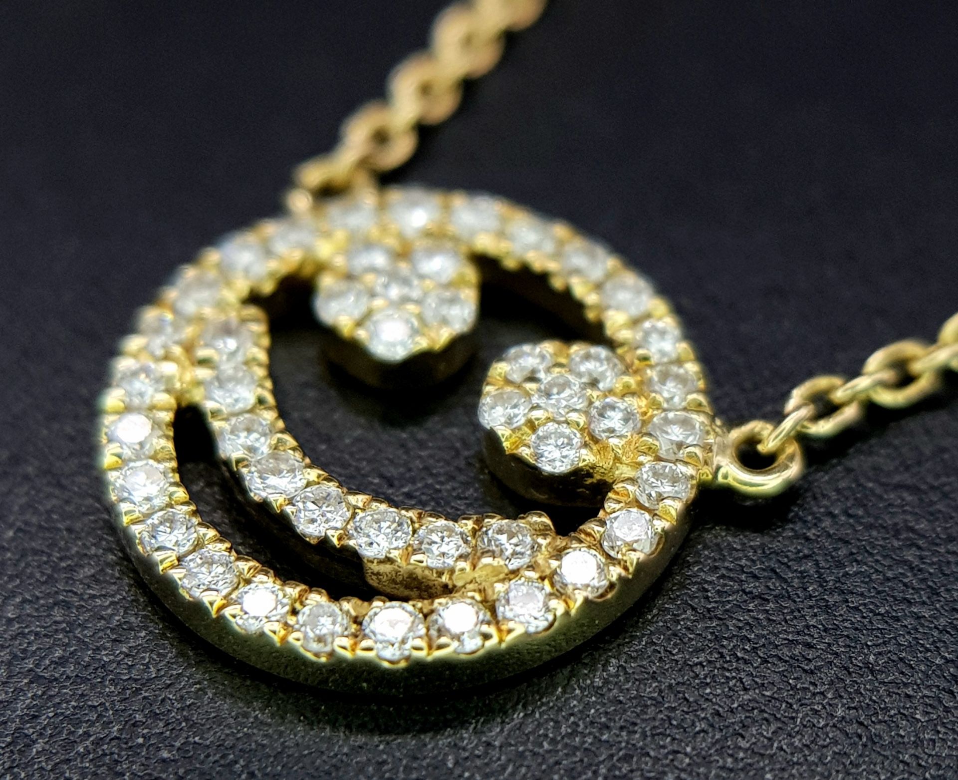An 18K Gold Diamond Smiley Face Pendant on an 18K Yellow Gold Disappearing Necklace. 1cm diameter - Bild 7 aus 7