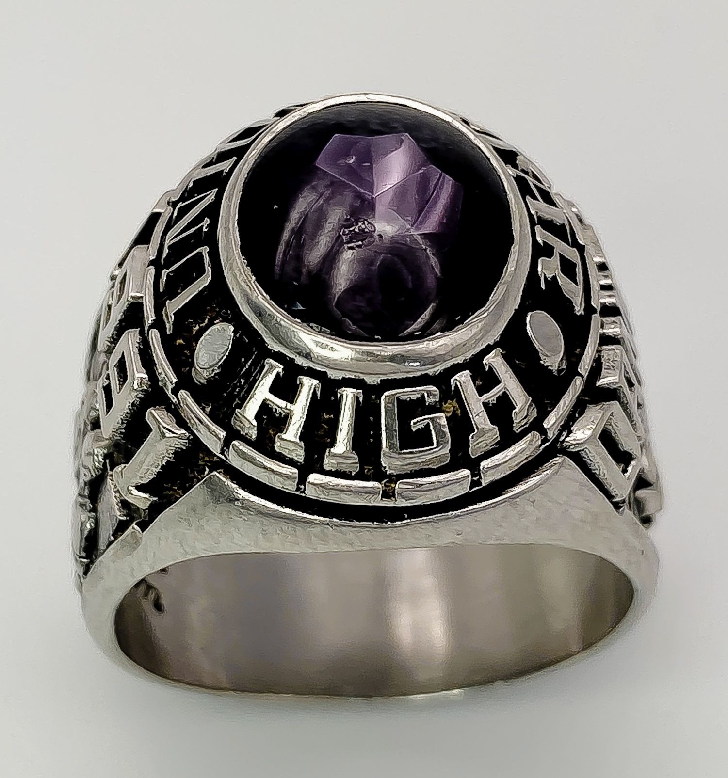 AN AMERICAN SILVER FRATERNITY RING WITH AMETHYST CENTRE STONE . 15.8gms size T - Image 2 of 6