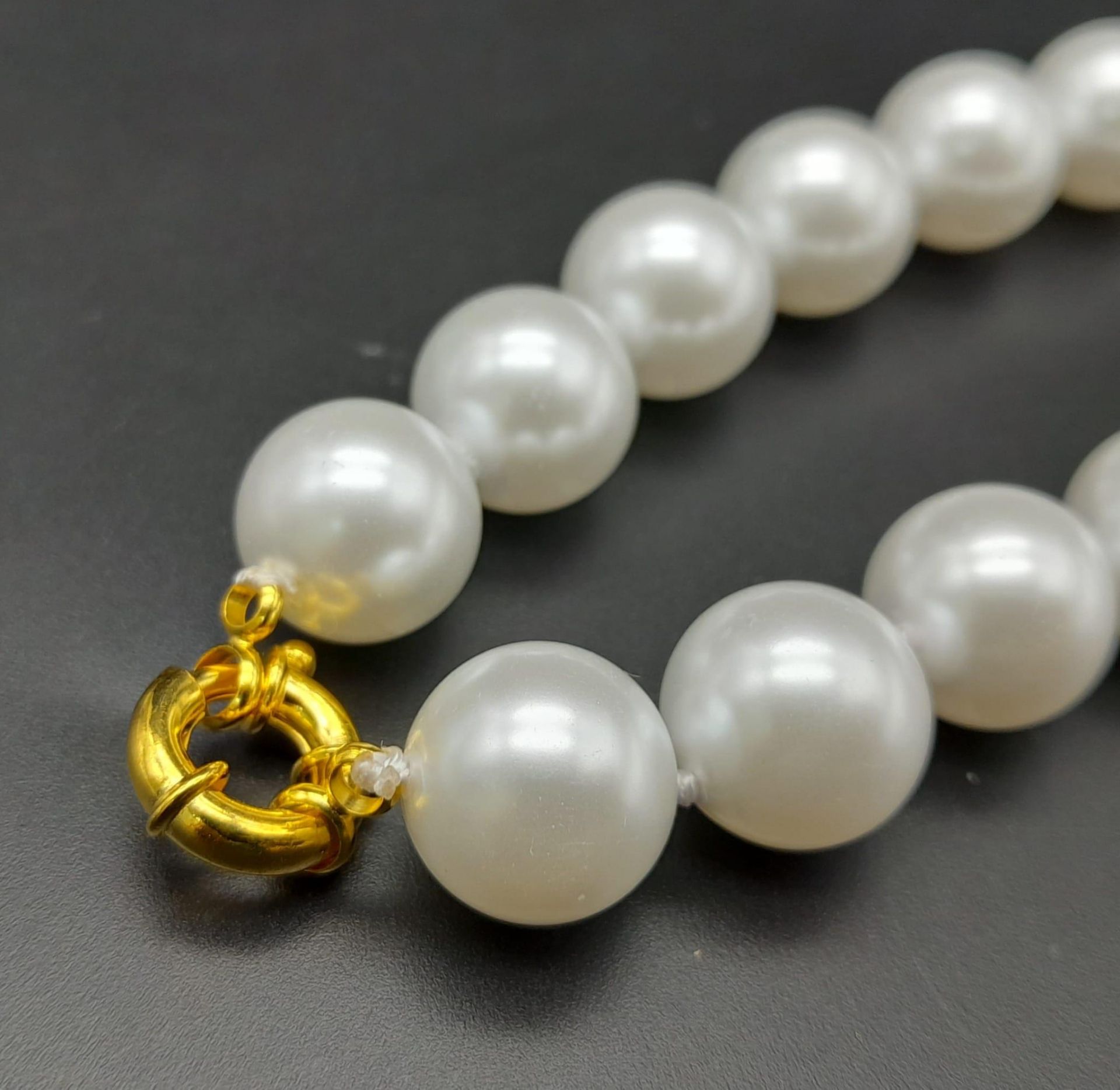 A Lovely Bright White South Sea Pearl Shell Bead Necklace. 14mm beads. 42cm necklace length. - Bild 5 aus 5