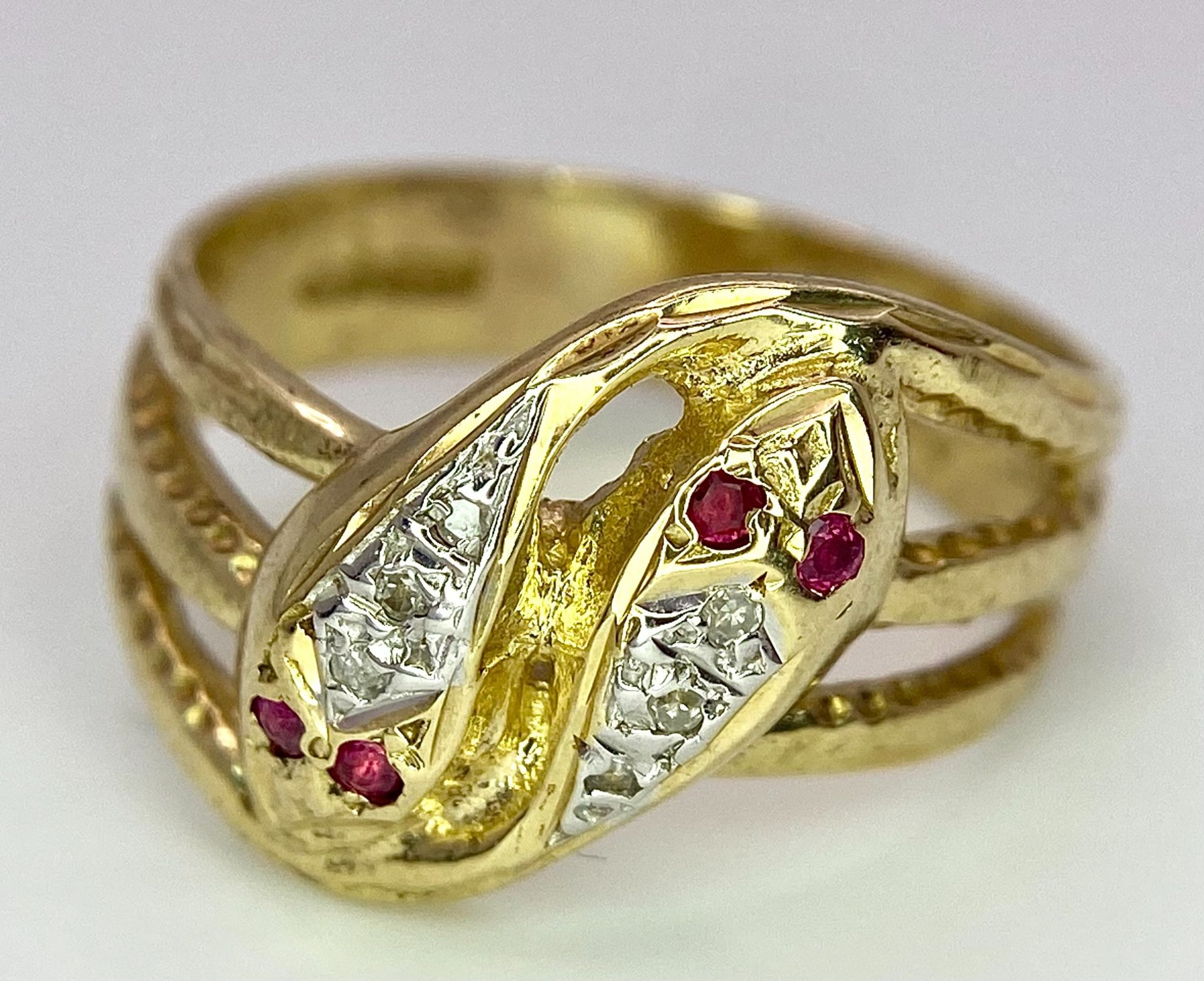 A 9K YELLOW GOLD DIAMOND & RUBY DOUBLE SERPENT RING! 5.3G. SIZE Q. - Image 4 of 6