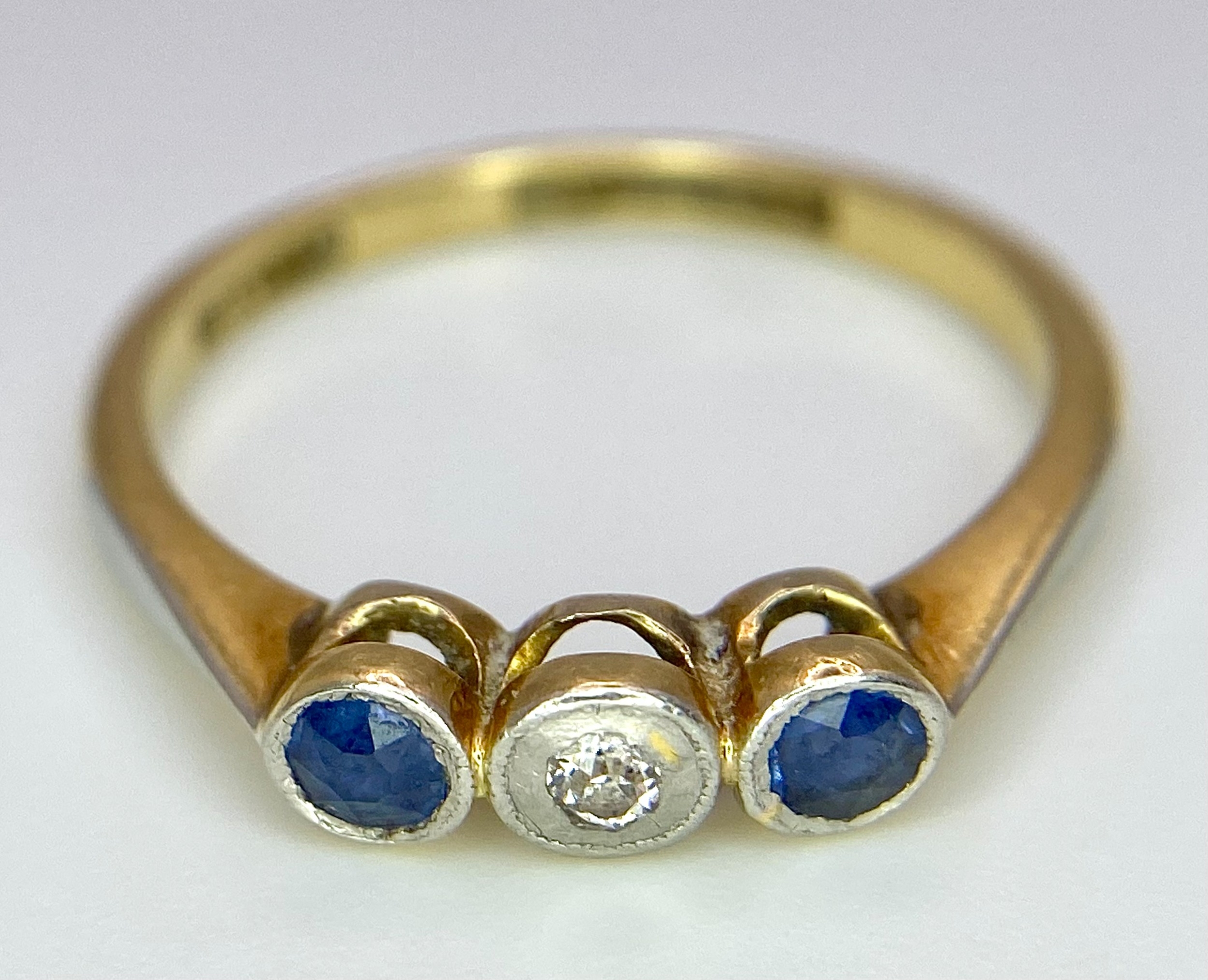 AN 18K YELLOW GOLD DIAMOND & SAPPHIRE 3 STONE RING. Size N, 2.6g total weight. Ref: SC 8059 - Image 3 of 7