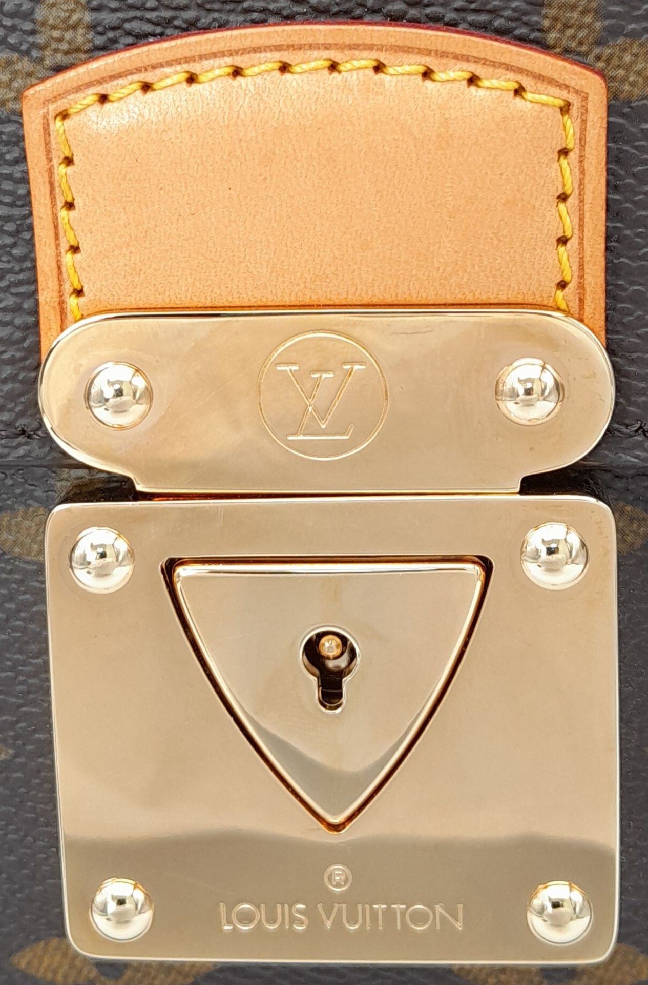 AN IMMACULATE LOUIS VUITTON CLASSIC BRIEF CASE IN UNUSED CONDITION WITH ORIGINAL DUST COVER . 38 X - Image 3 of 10
