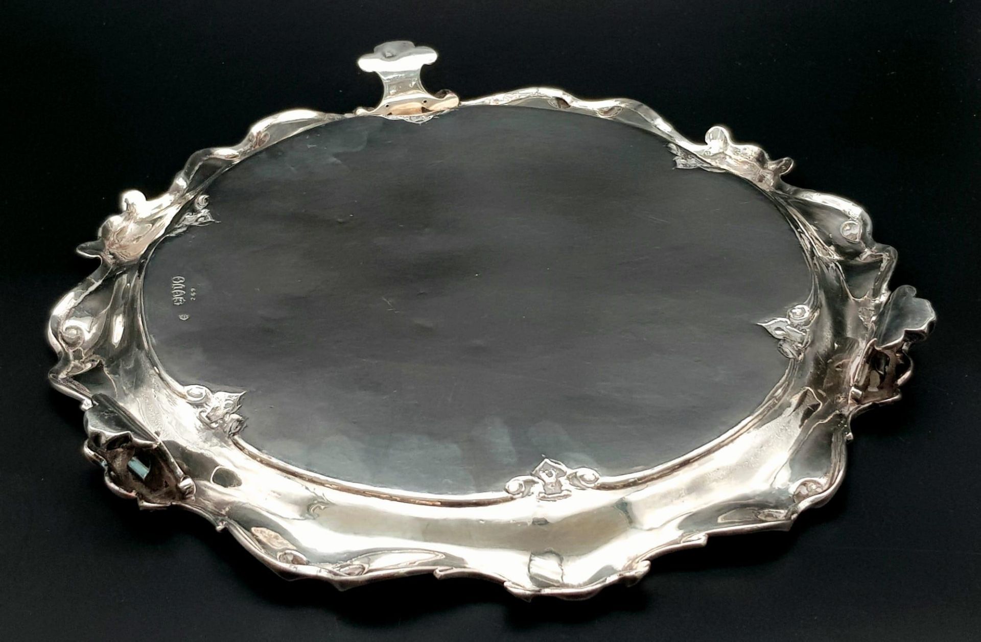 A 761gms solid silver Salva with scrolled edges and hand chased intricate decoration and - Bild 2 aus 6