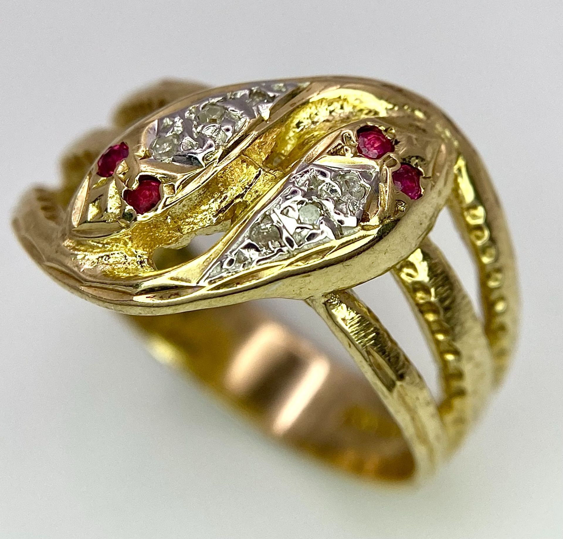 A 9K YELLOW GOLD DIAMOND & RUBY DOUBLE SERPENT RING! 5.3G. SIZE Q. - Image 3 of 6