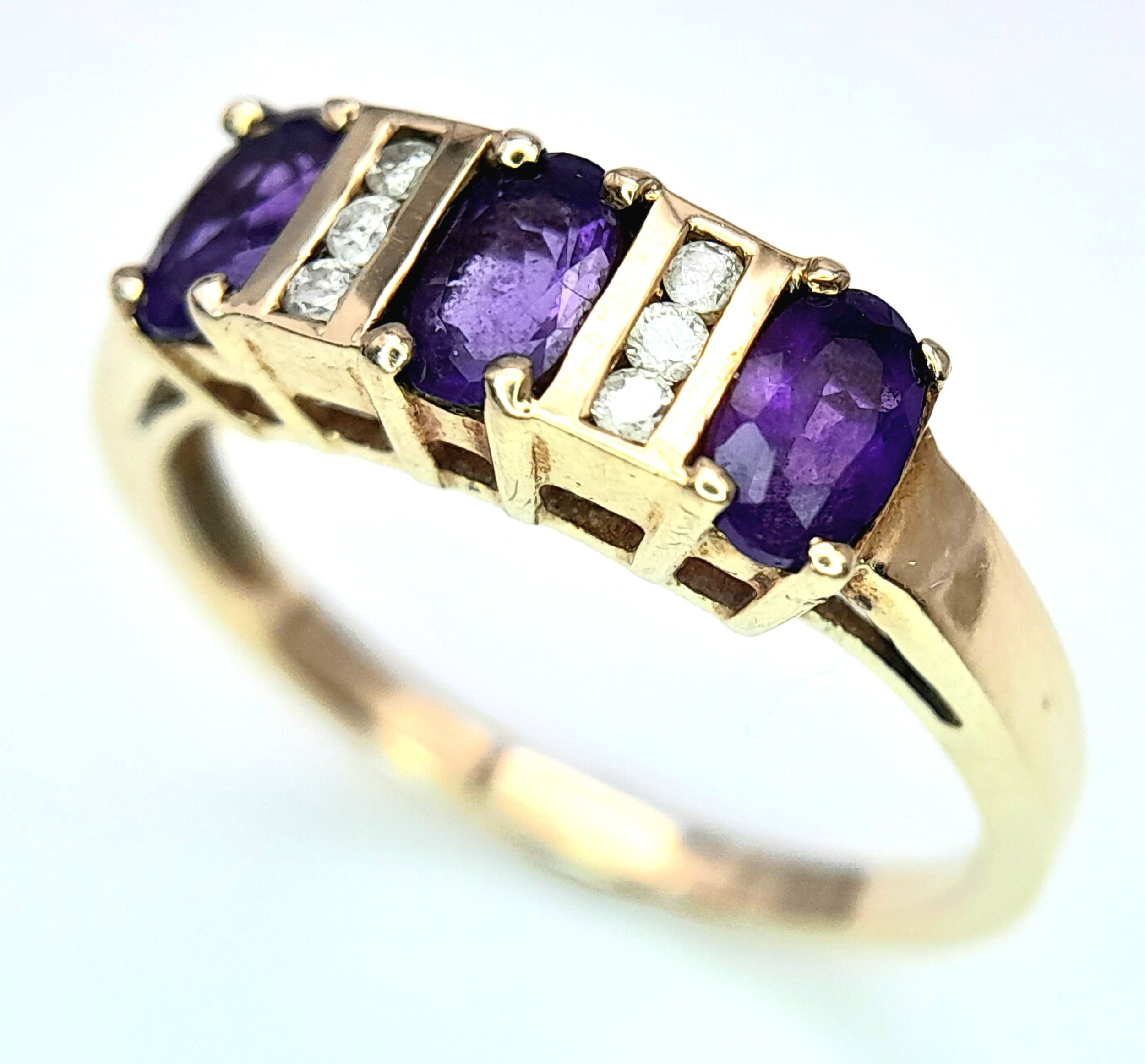 A 9K Yellow Gold Diamond and Amethyst Ring. Size M. 1.9g total weight. - Bild 2 aus 5