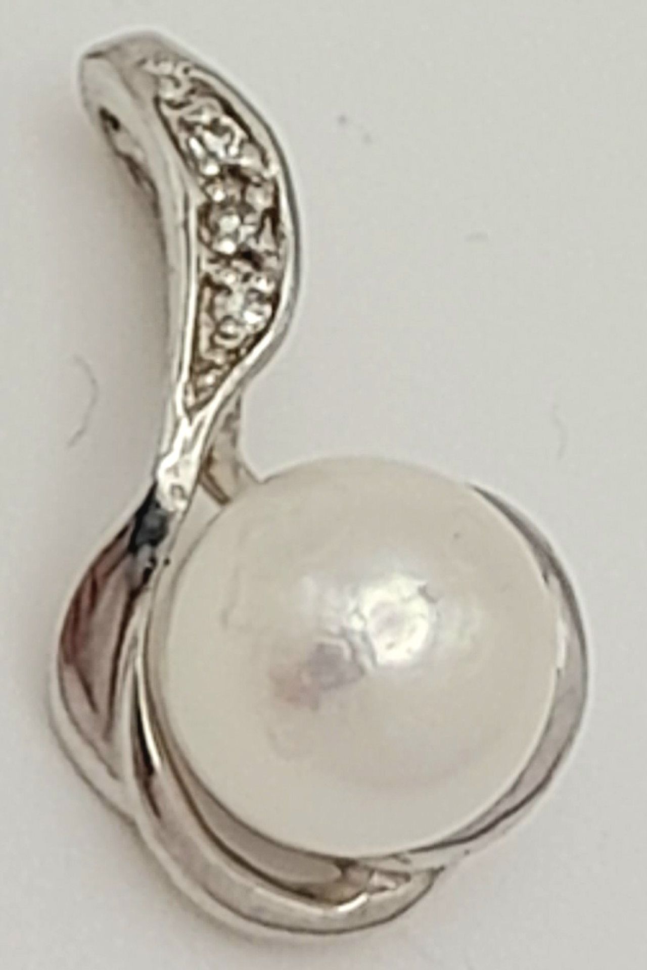 A 9ct White Gold Diamond and Pearl Pendant, 6mm pearl size, 0.02ct diamond, 0.9g weight, approx 15mm