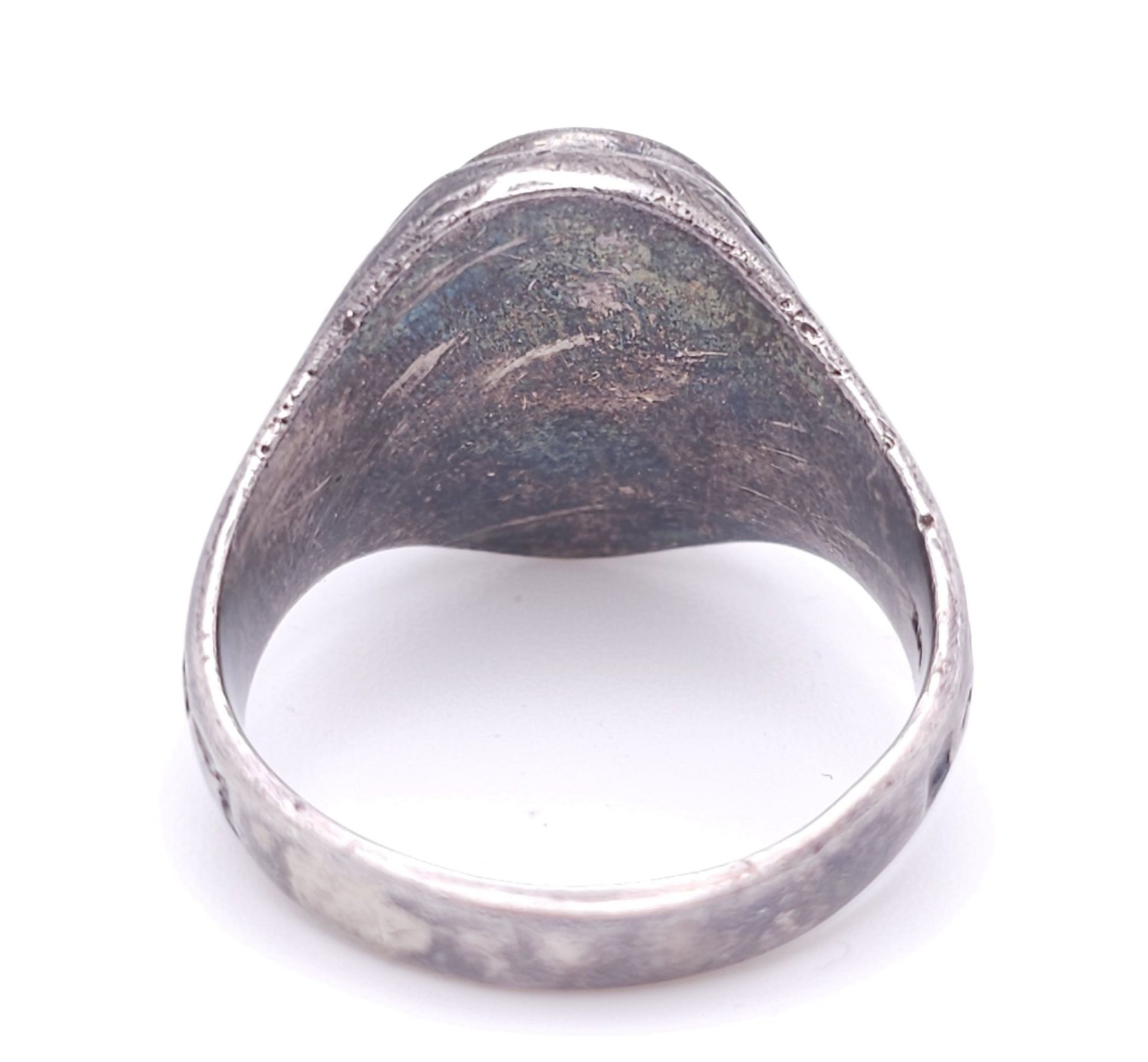 A vintage 925 silver Yin & Yang enamel ring with further decoration on shoulder. Total weight 12.4G. - Image 4 of 5