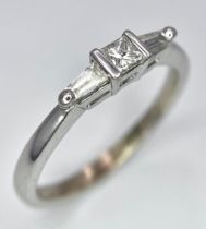 AN 18K WHITE GOLD, DIAMOND 3 STONE RING - PRINCESS CUT CENTRE WITH A TAPPERED BAGUETTE DIAMOND