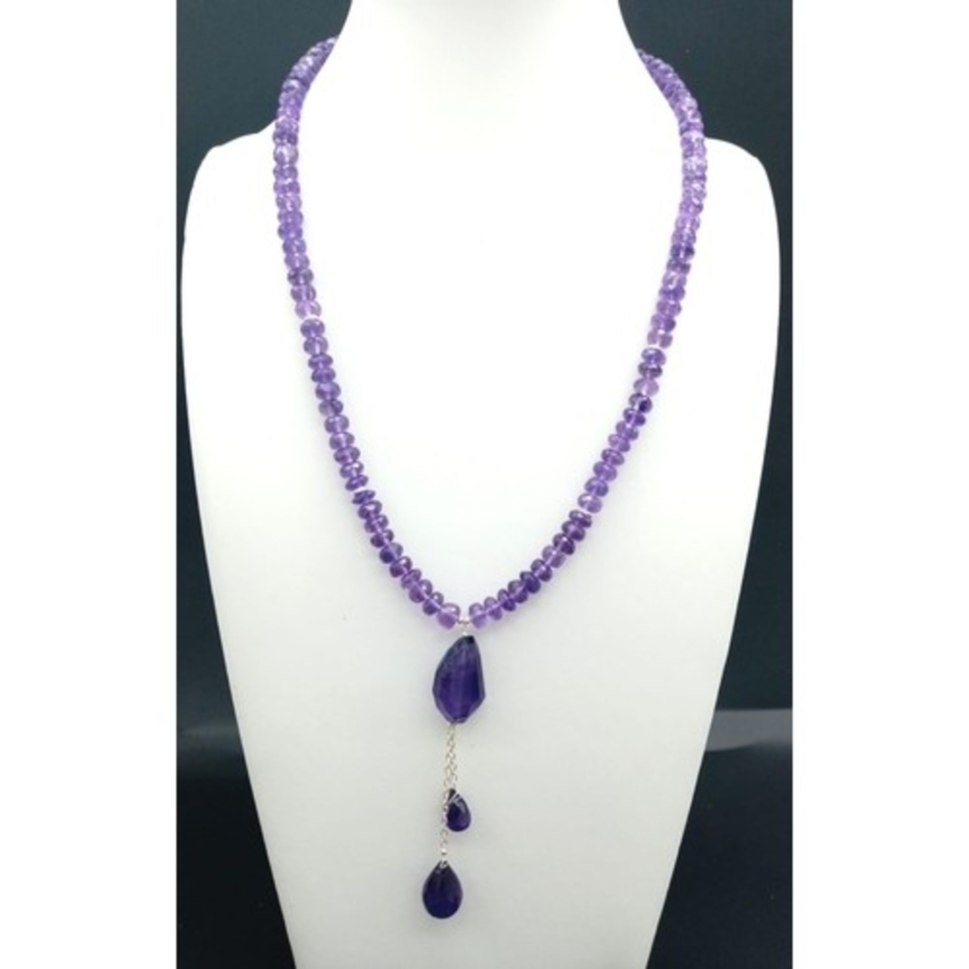 A 165ct Amethyst Gemstone Drop Necklace with a pair of amethyst drop Earrings. Necklace - 42cm - Image 3 of 5