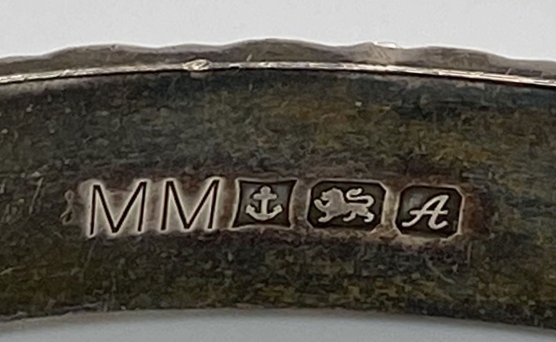 A vintage sterling silver click-on bracelet with fabulous engravings surrounding. Full Birmingham - Image 2 of 5