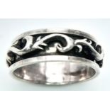A vintage 925 silver ring with fabulous revolving pattern. Total weight 8.1G. Size Z.
