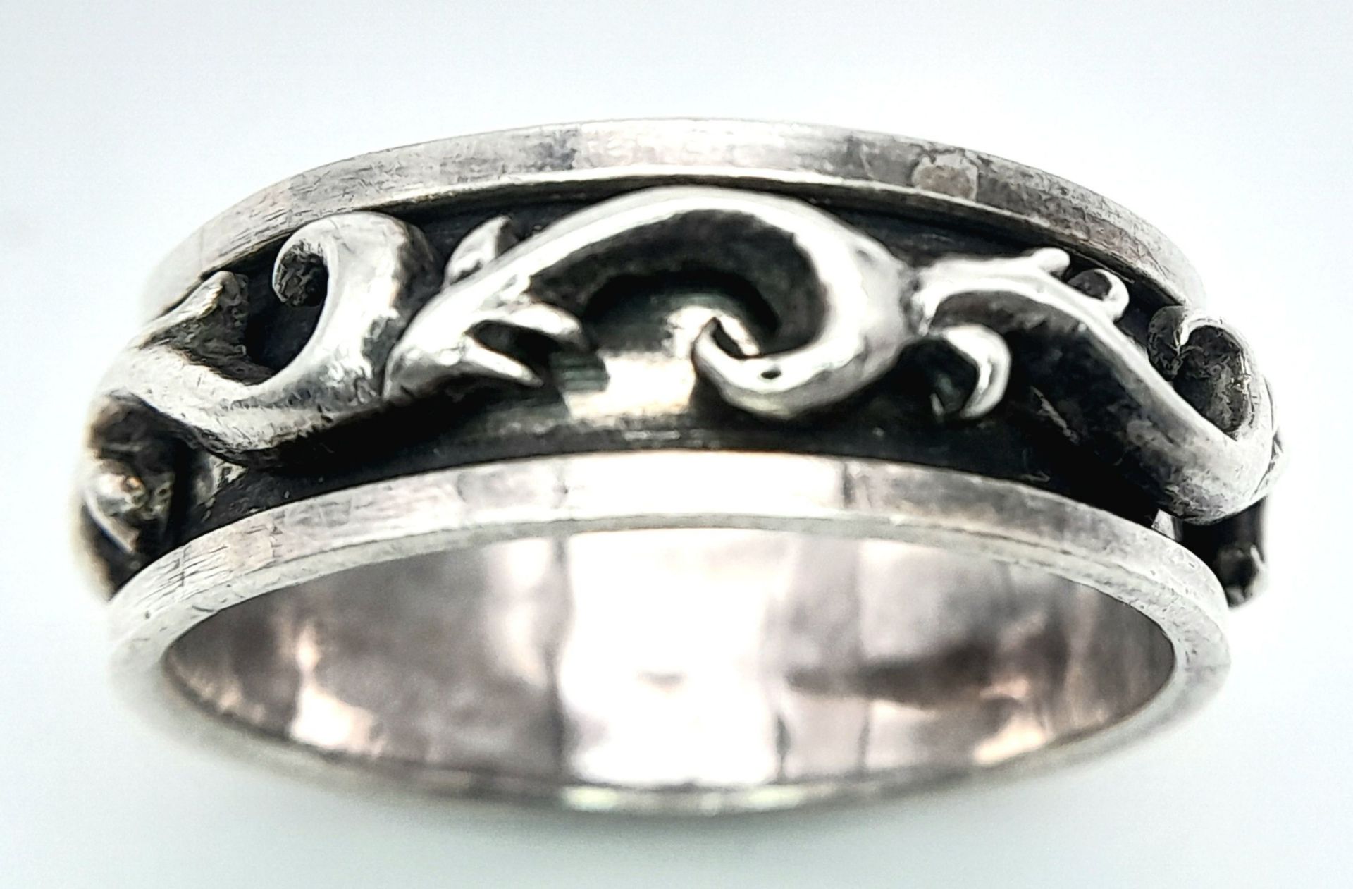 A vintage 925 silver ring with fabulous revolving pattern. Total weight 8.1G. Size Z.