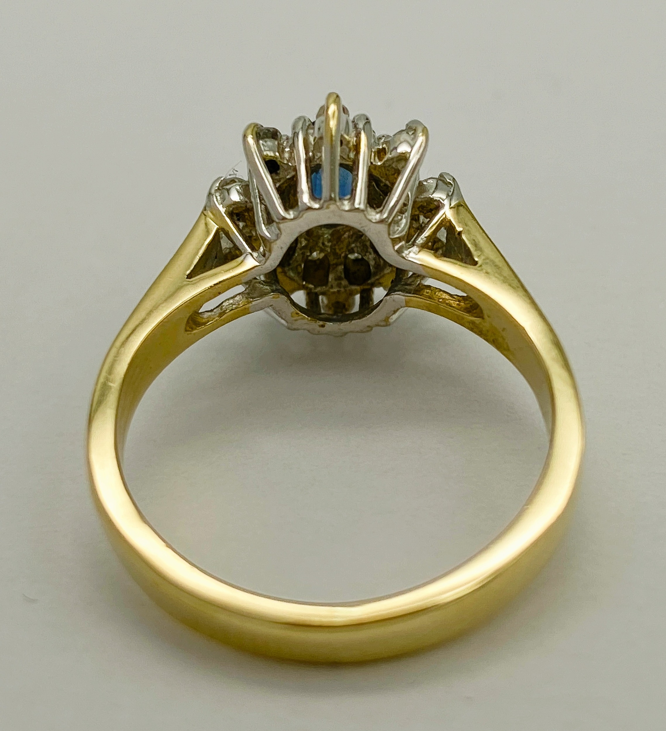 A 9K YELLOW GOLD DIAMOND & SAPPHIRE CLUSTER RING. Size J, 2.8g total weight. Ref: SC 8030 - Image 3 of 4