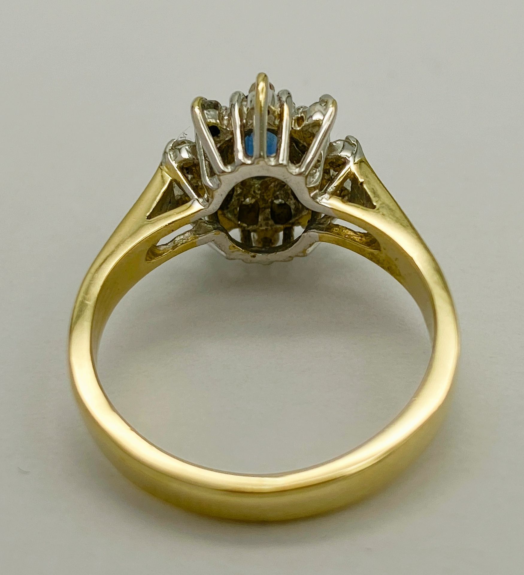 A 9K YELLOW GOLD DIAMOND & SAPPHIRE CLUSTER RING. Size J, 2.8g total weight. Ref: SC 8030 - Bild 3 aus 4