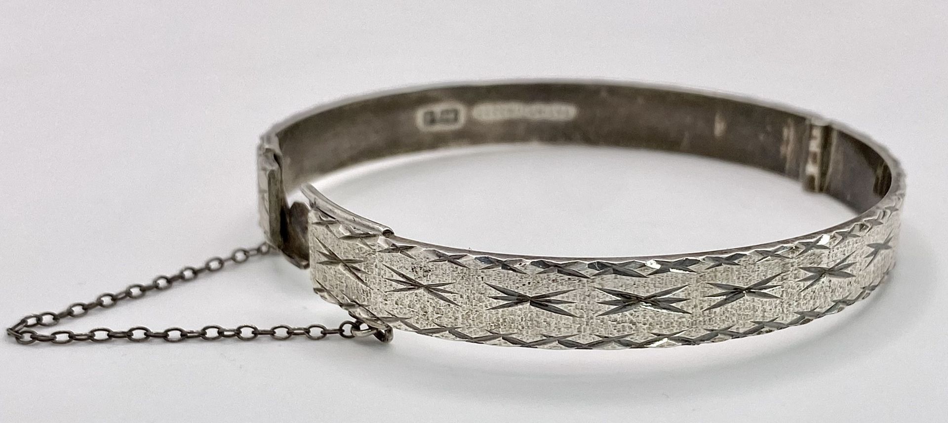 A vintage sterling silver click-on bracelet with fabulous engravings surrounding. Full Birmingham - Image 5 of 5