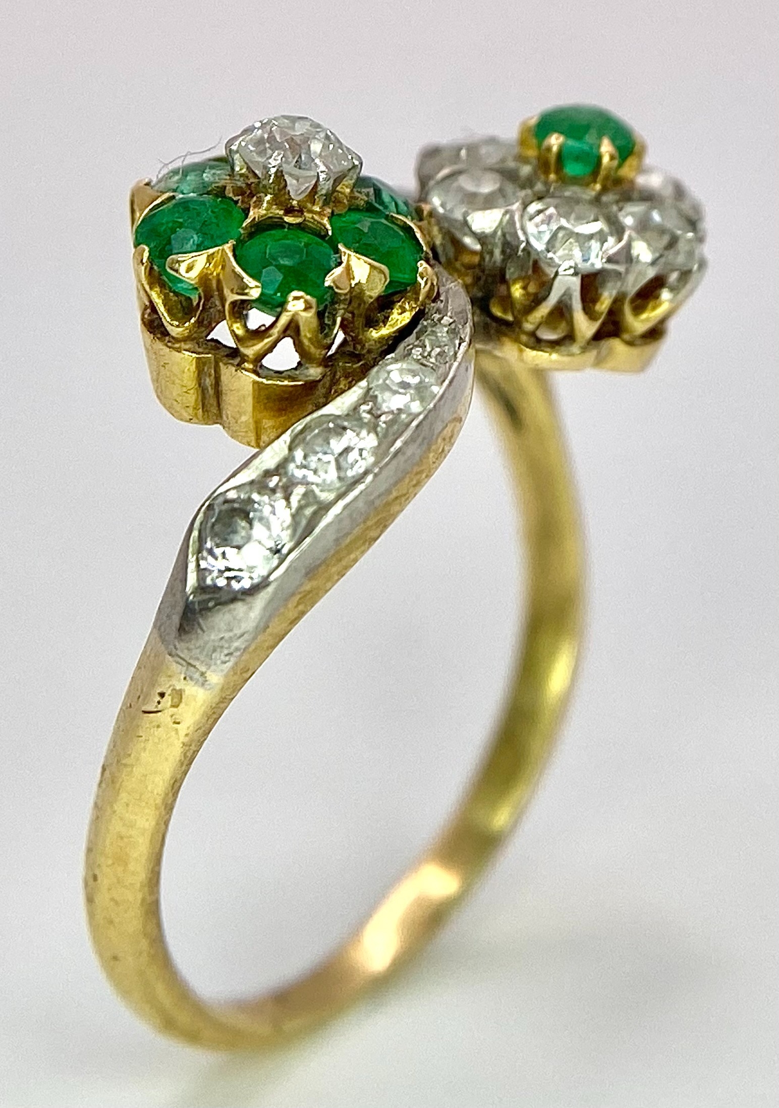 A Vintage 18K Yellow Gold, Platinum, Emerald and Diamond Crossover Ring. Reverse flowers with - Bild 4 aus 9