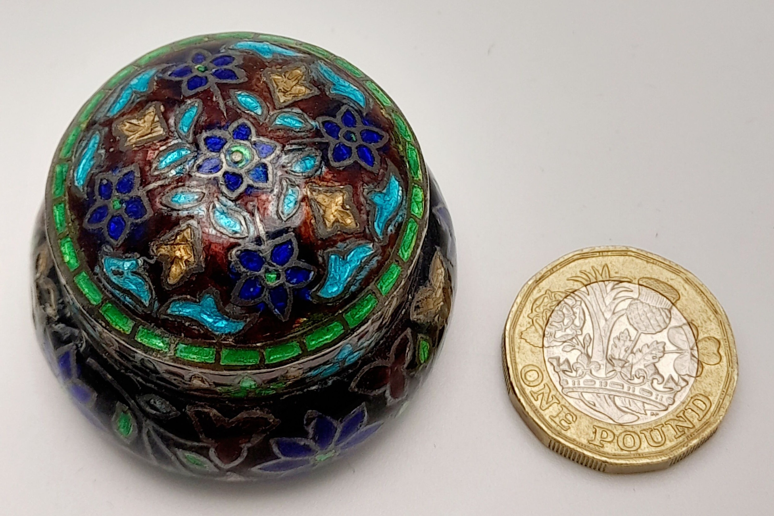 A DELIGHTFUL ENAMELLED SILVER PILL BOX . 22gms 3cms IN HEIGHT - Image 4 of 6