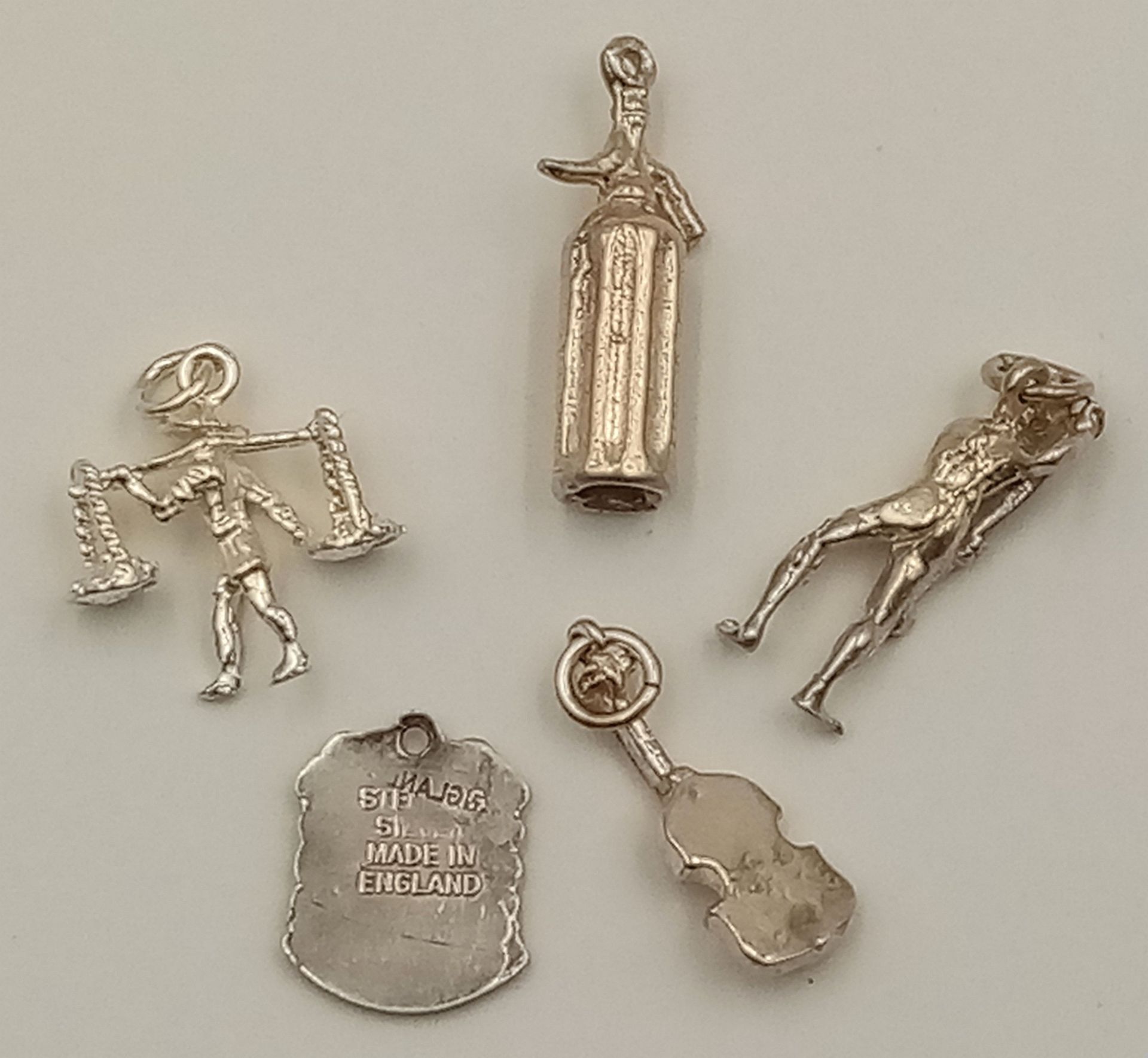 A Selection of 5x sterling silver charms of different designs 10.6g total weight. ref: TB08 - Bild 2 aus 2
