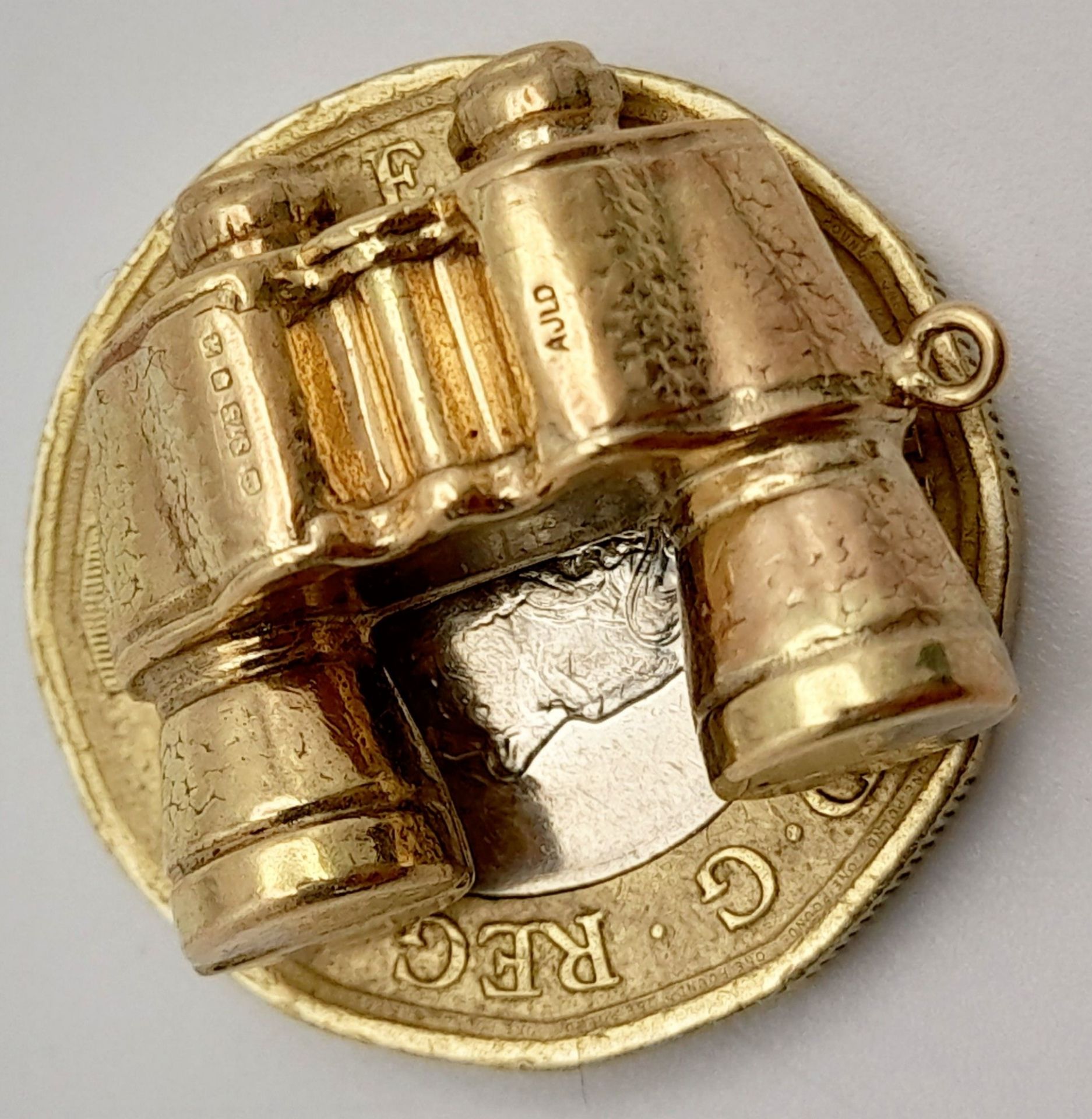 A 9K YELLOW GOLD BINOCULARS CHARM. 2.1cm length, 1.8g weight. Ref: SC 8041 - Bild 4 aus 6