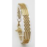 A 9K Yellow Gold Gate Bracelet with Heart Clasp. 16cm. 10g