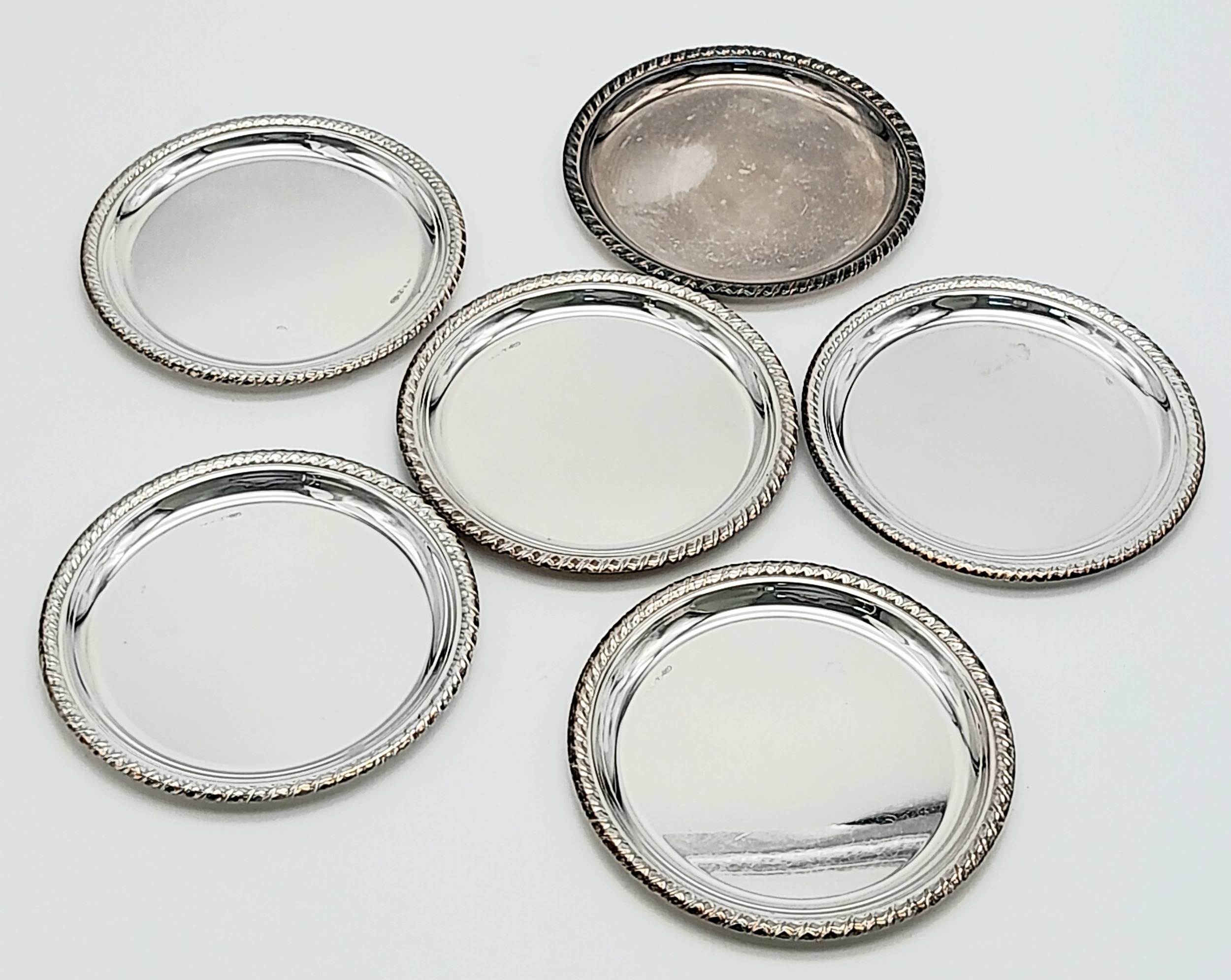 A SET OF SIX SOLID SILVER COASTERS IN 800 SILVER , NICELY EDGED AND BEING 10cms in DIAMETER . 316gms - Image 4 of 5