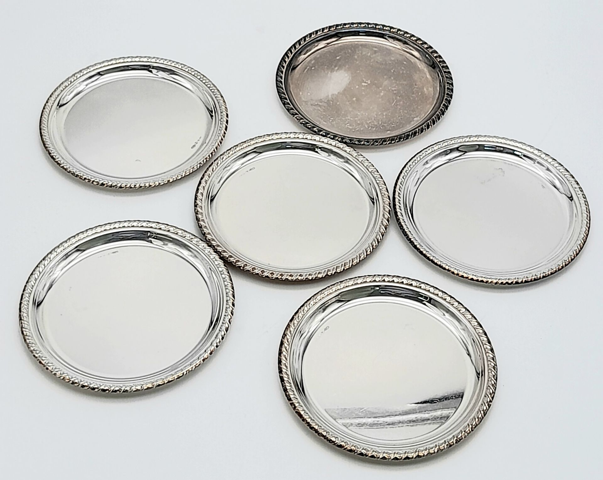 A SET OF SIX SOLID SILVER COASTERS IN 800 SILVER , NICELY EDGED AND BEING 10cms in DIAMETER . 316gms - Bild 4 aus 5