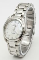 A STUNNING OMEGA "SEAMASTER" LADIES WATCH IN STAINLESS STEEL WITH MOTHER OF PEARL DIAL AND DIAMOND