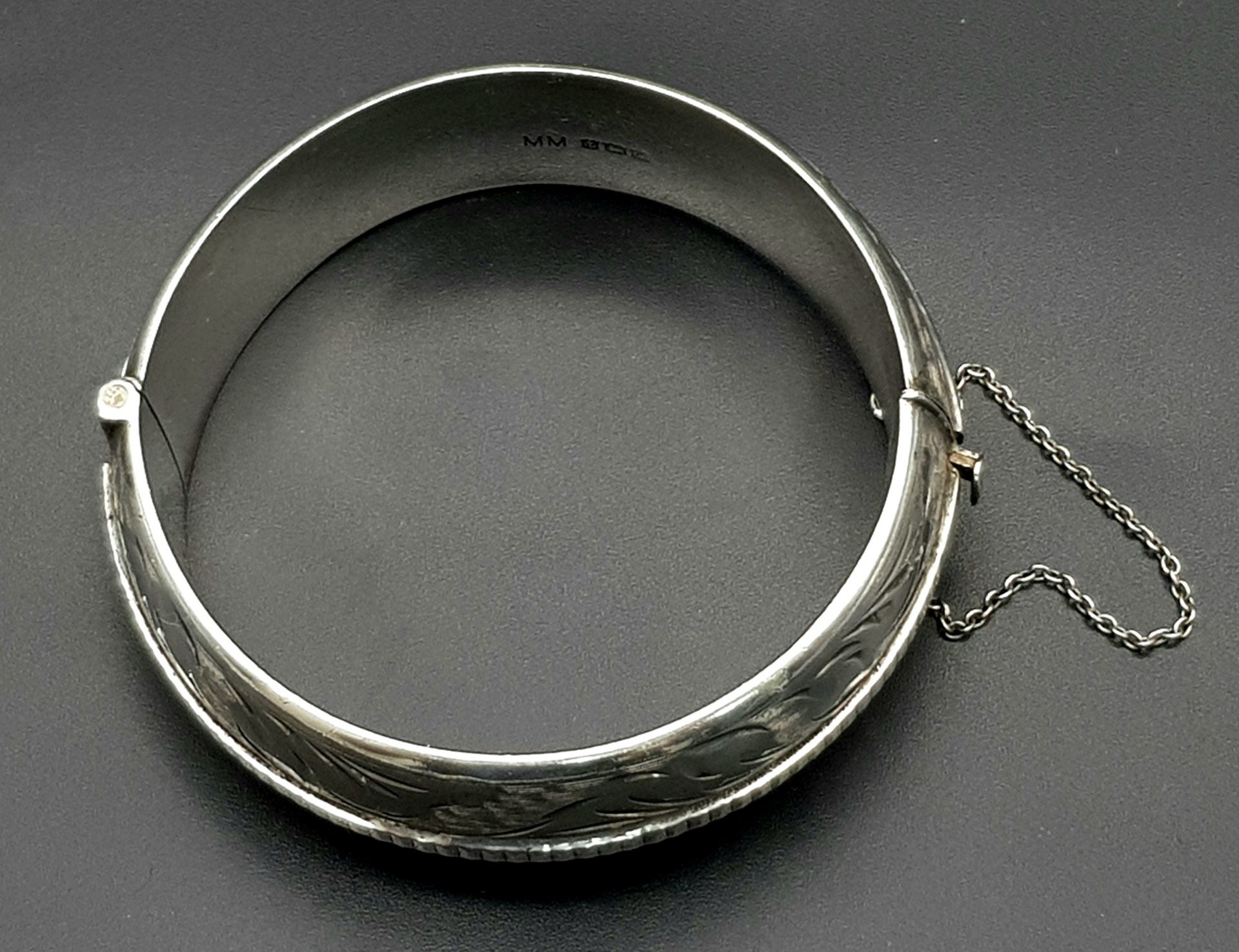 A VINTAGE SOLID SILVER HINGED CIRCULAR BANGLE WITH SAFETY CHAIN . 31.4gms - Bild 4 aus 5