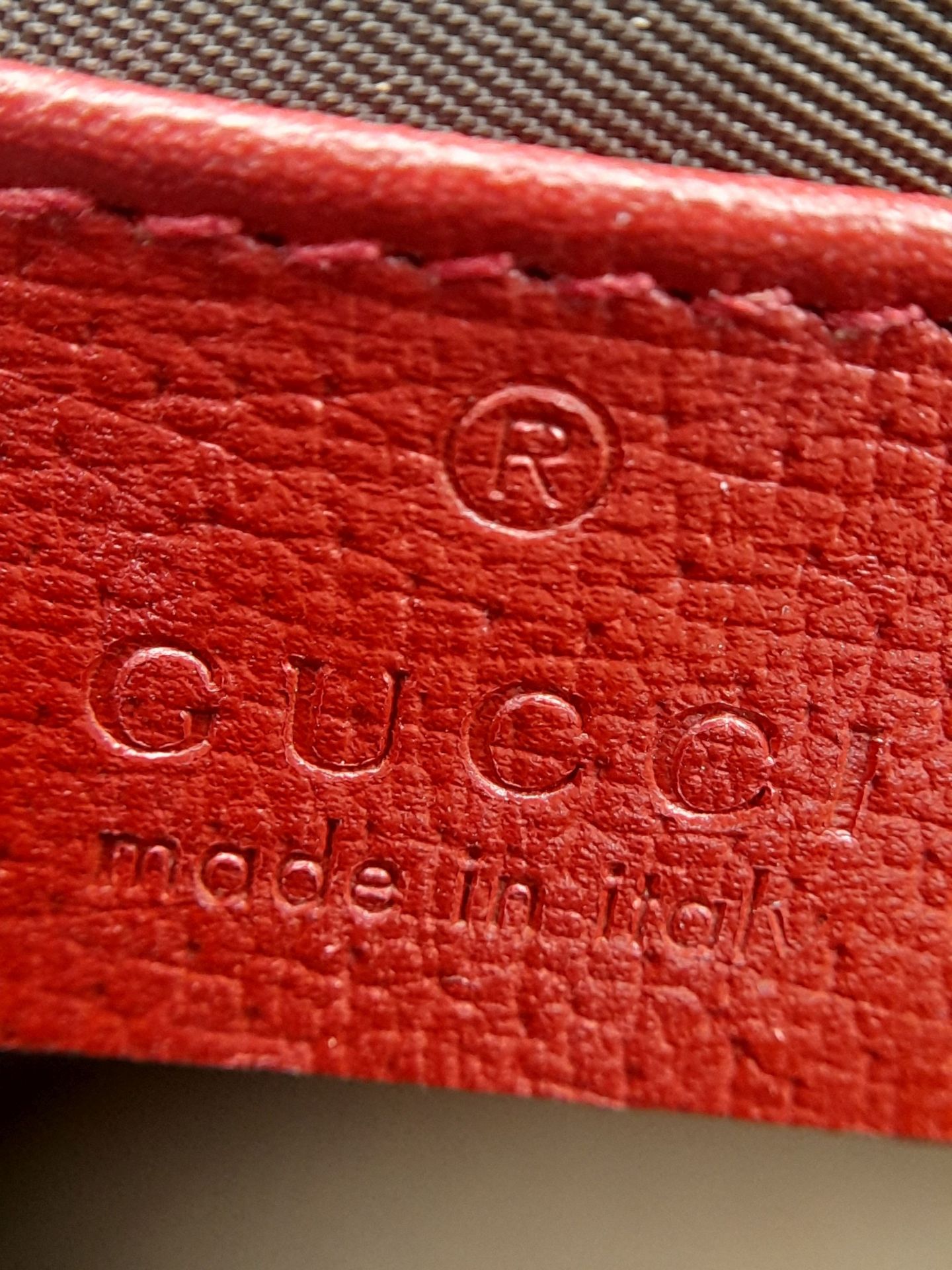 A Gucci Monogram 'Tian' Clutch Bag. Leather exterior with a depiction of a bird in nature, red - Bild 7 aus 7