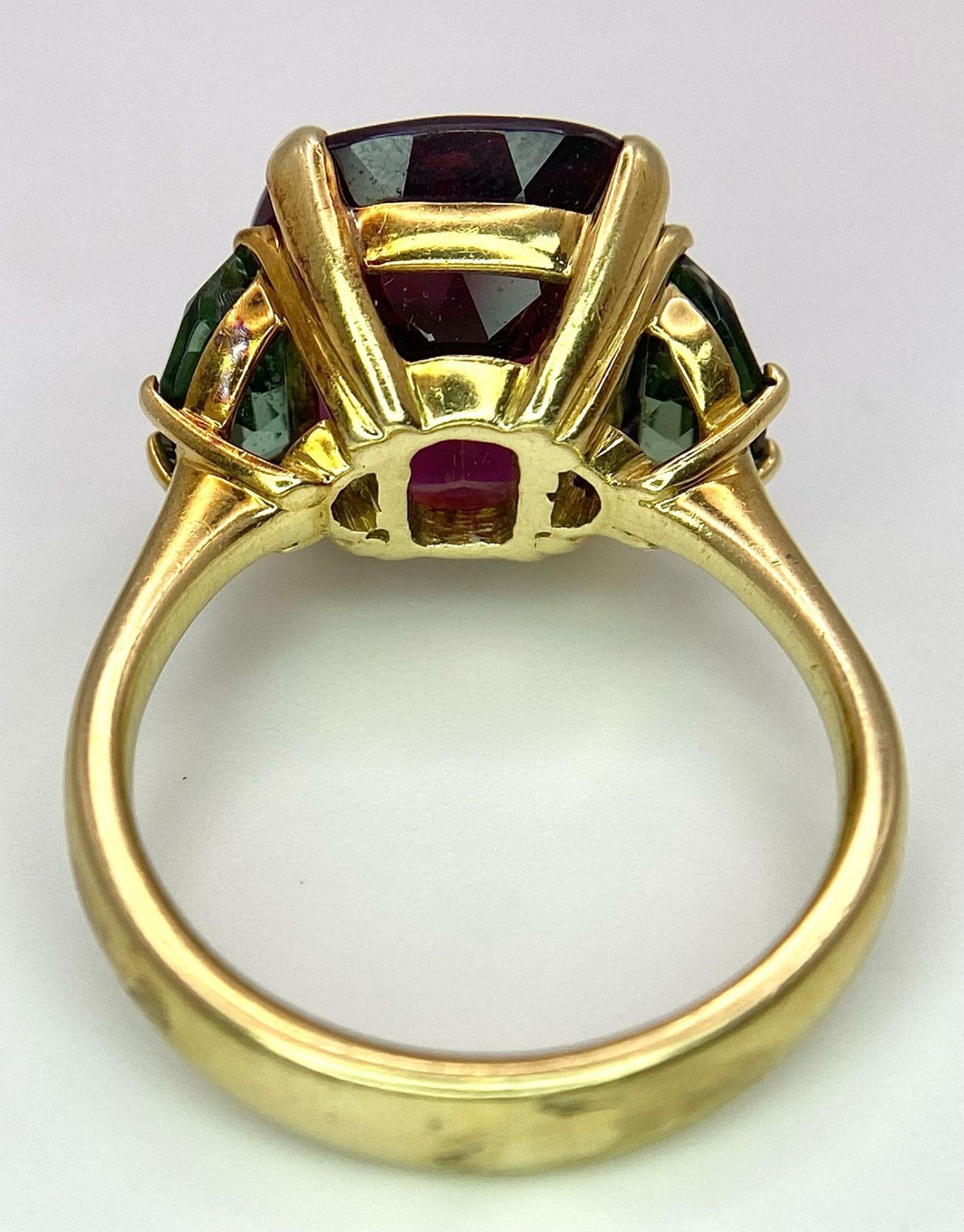 An 18K Yellow Gold, Alexandrite and Peridot Ring. A rich 5ct central alexandrite with peridot - Image 8 of 10