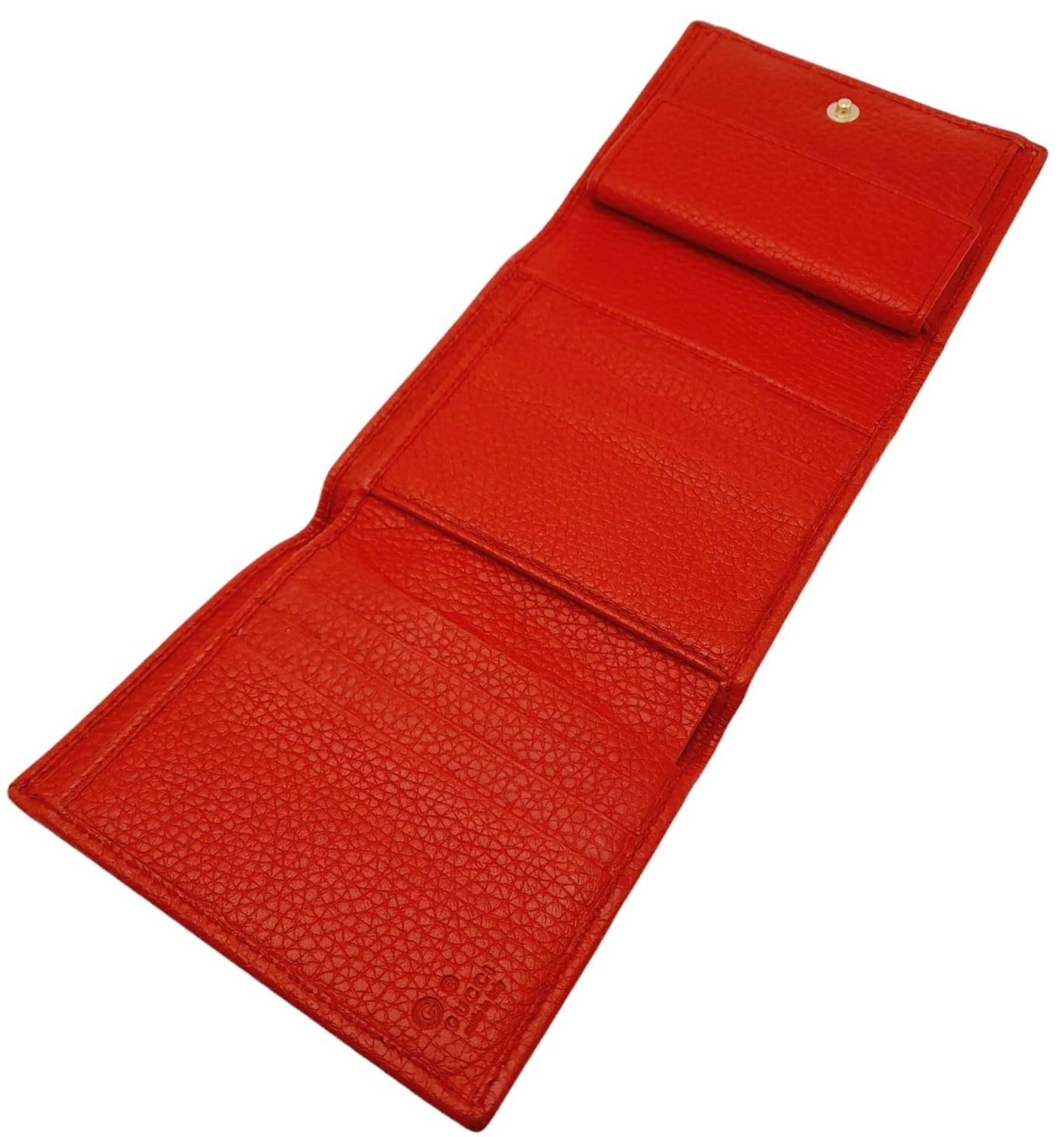 A Gucci Red Trifold Wallet. Leather exterior with the GG logo and press stud closure. Red leather - Bild 9 aus 10