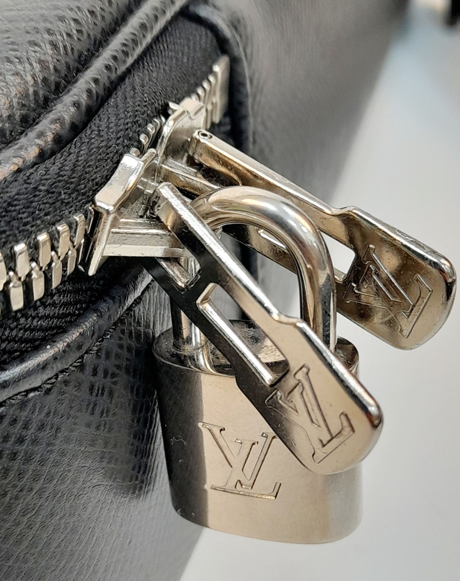 A Louis Vuitton Black Business Bag. Leather exterior with silver-toned hardware, zipped - Bild 4 aus 12
