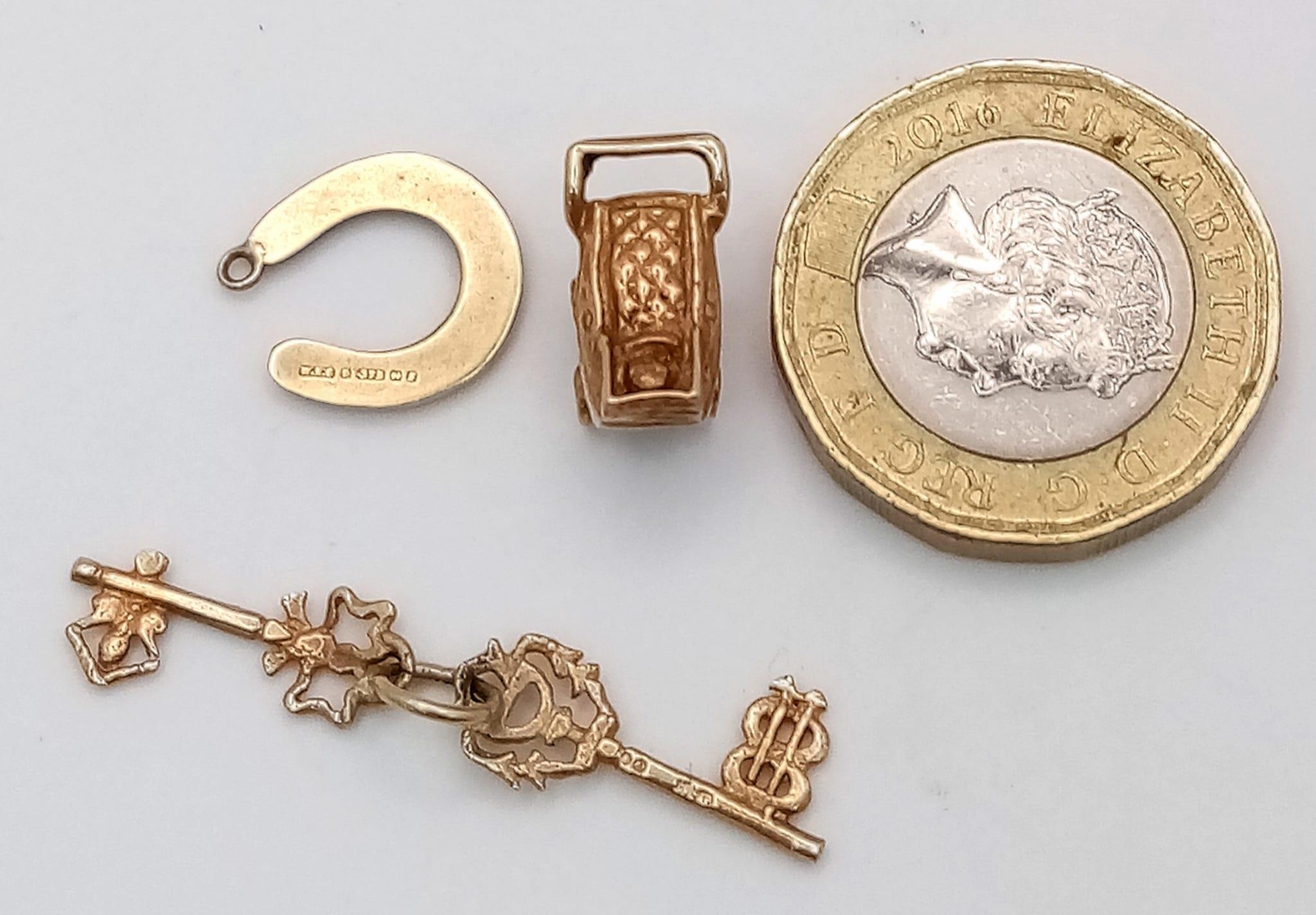 Three 9K Gold Pendants/ Charms - Pram, keys and lucky horseshoe! 2.76g total weight. - Image 4 of 4