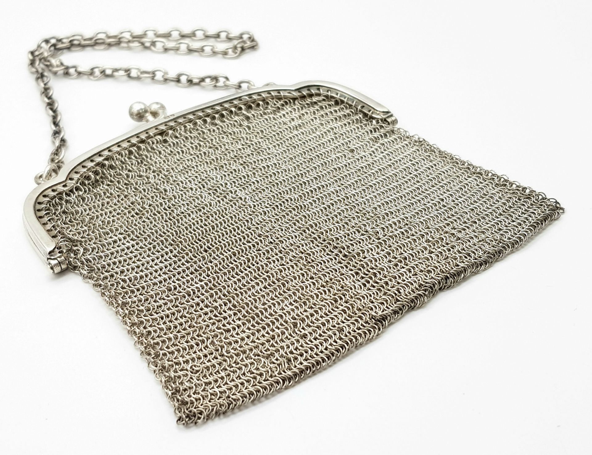 An Antique Silver Chain Link Purse. Hallmarks for London, 1915. 12cm length x 9cm height. 91g - Image 5 of 5