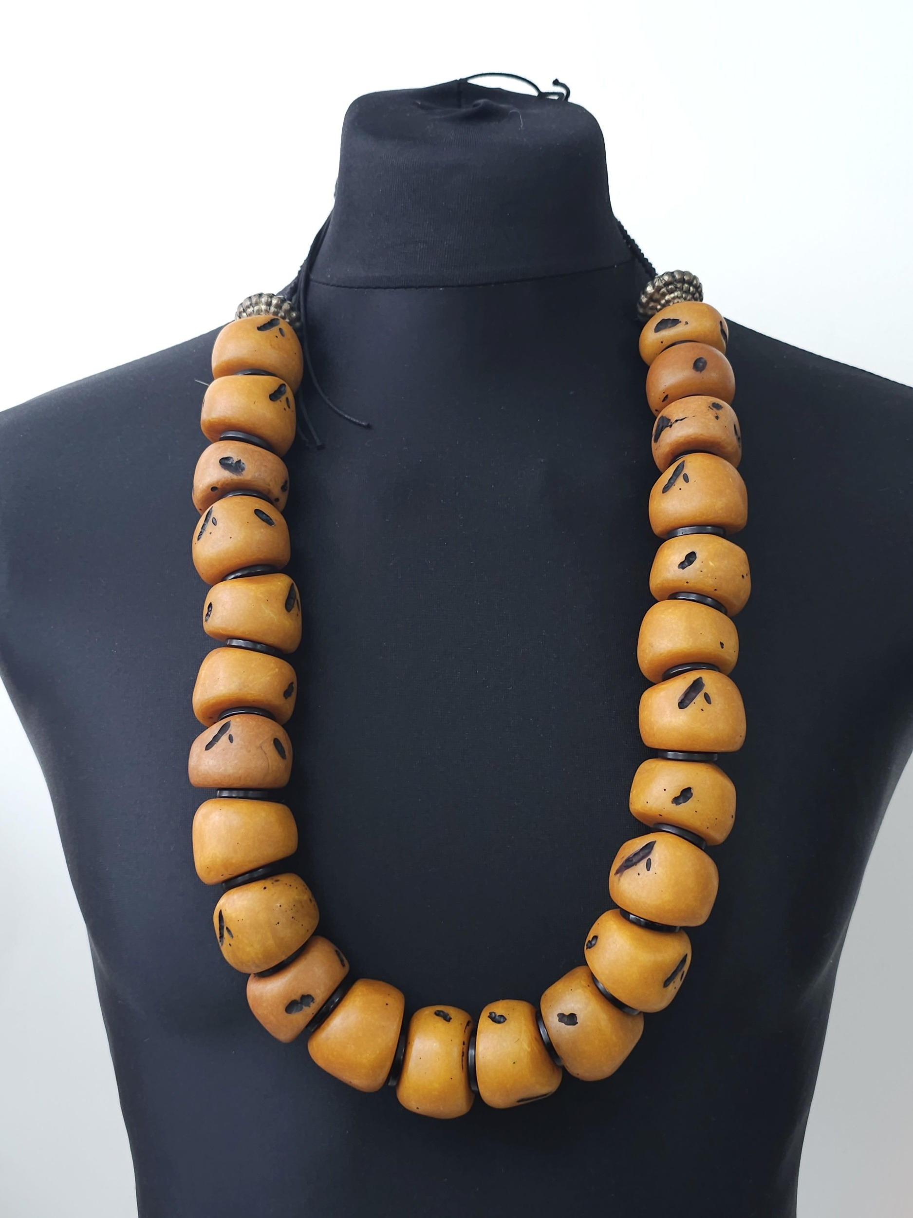 An African Tribal Berber Amber Resin Rondelle Necklace. 60cm. - Image 5 of 5