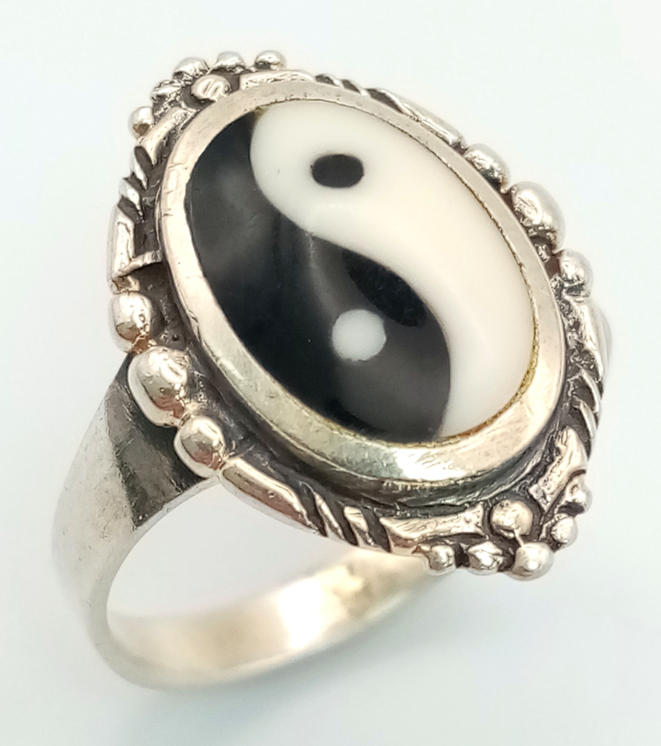 A Vintage Sterling Silver Yin-Yang Ring. Size N. Measures 2cm Long and the Crown and Weighs 3.5 - Bild 2 aus 4