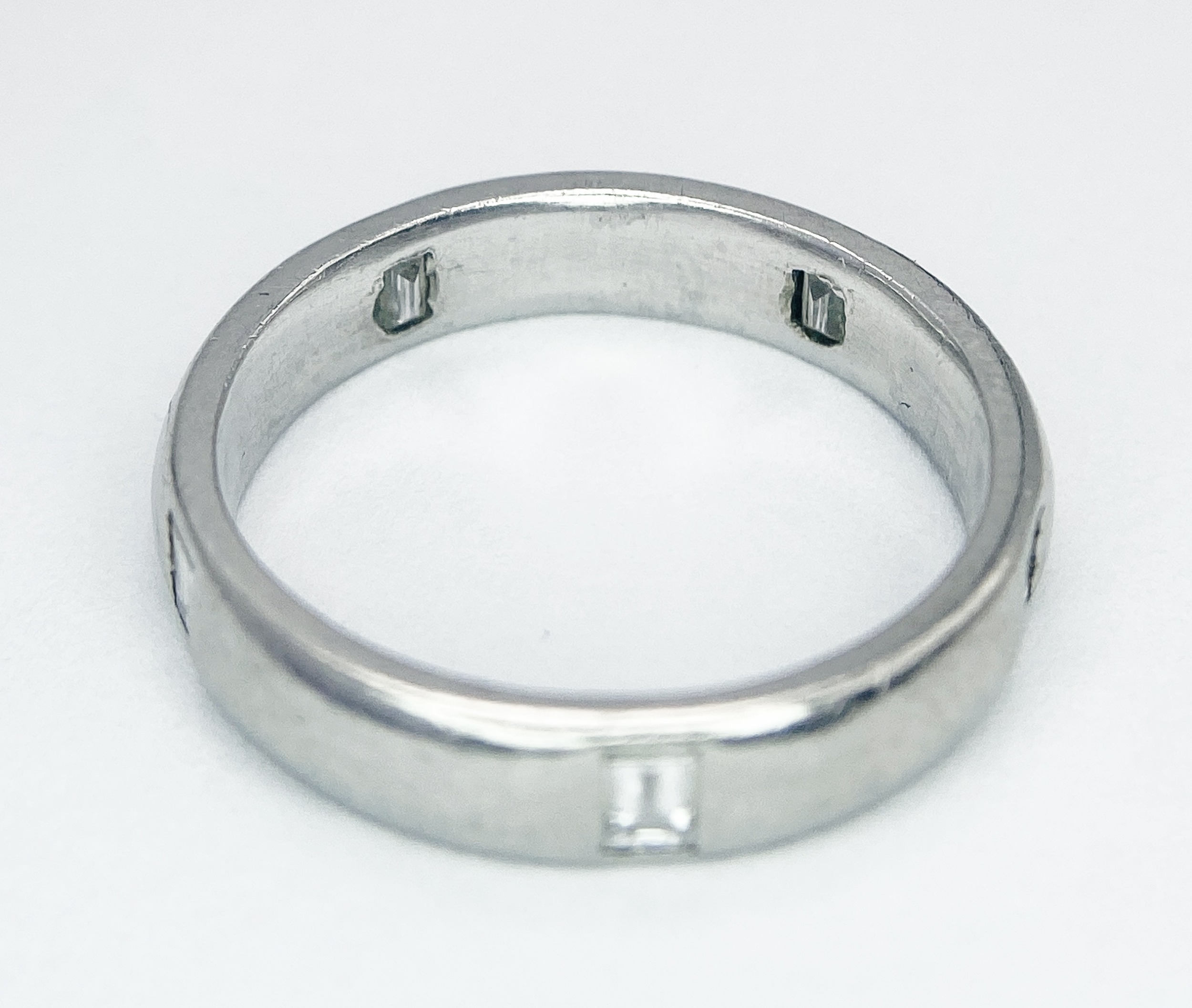 A PLATINUM 5 STONE DIAMOND BAND RING. 0.75CT. 6.7G. SIZE M - Image 3 of 4