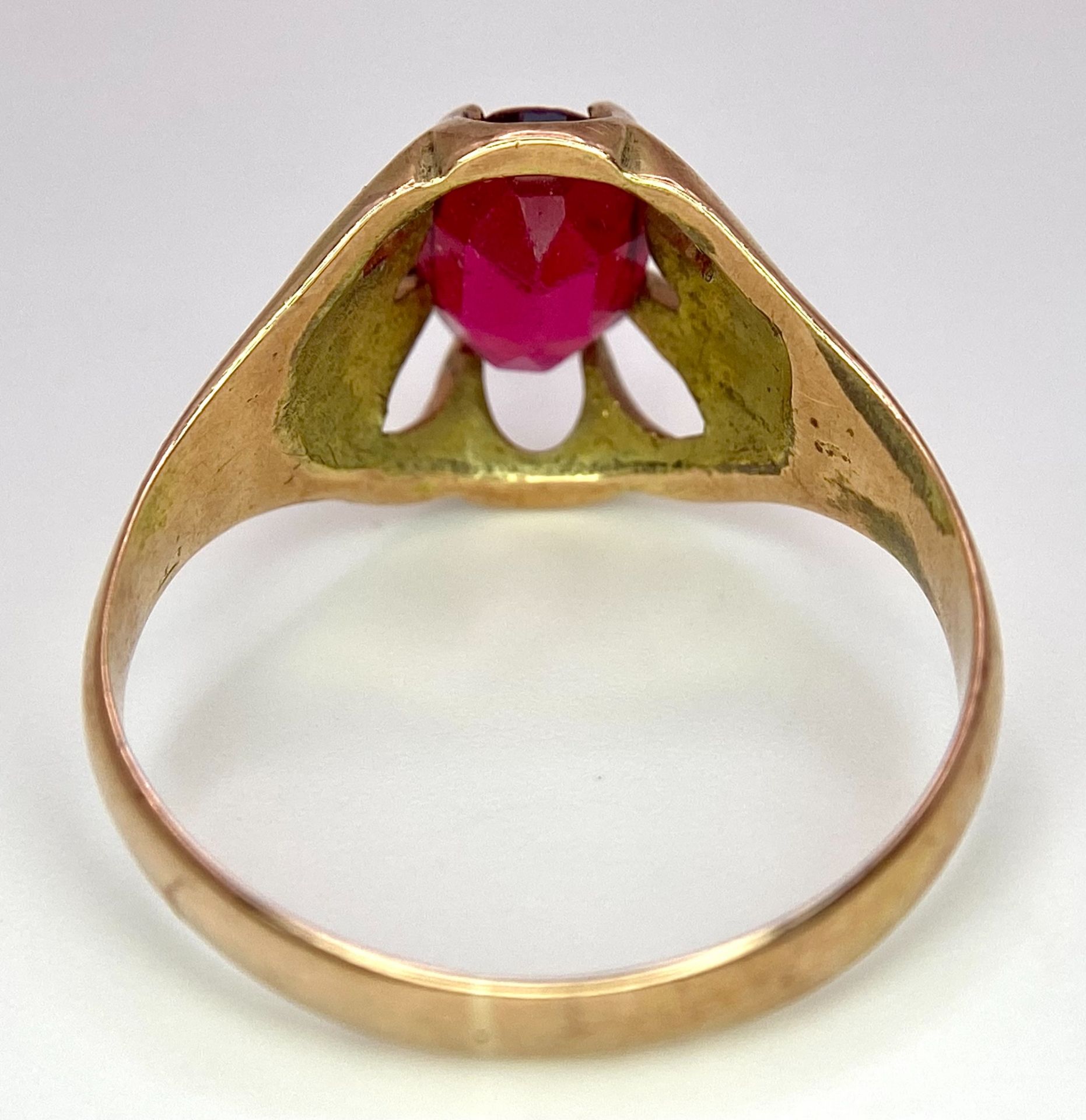 A vintage, 9 K rose gold solitaire ring with an oval cut ruby, ring size: U, weight: 3.8 g. - Bild 5 aus 7