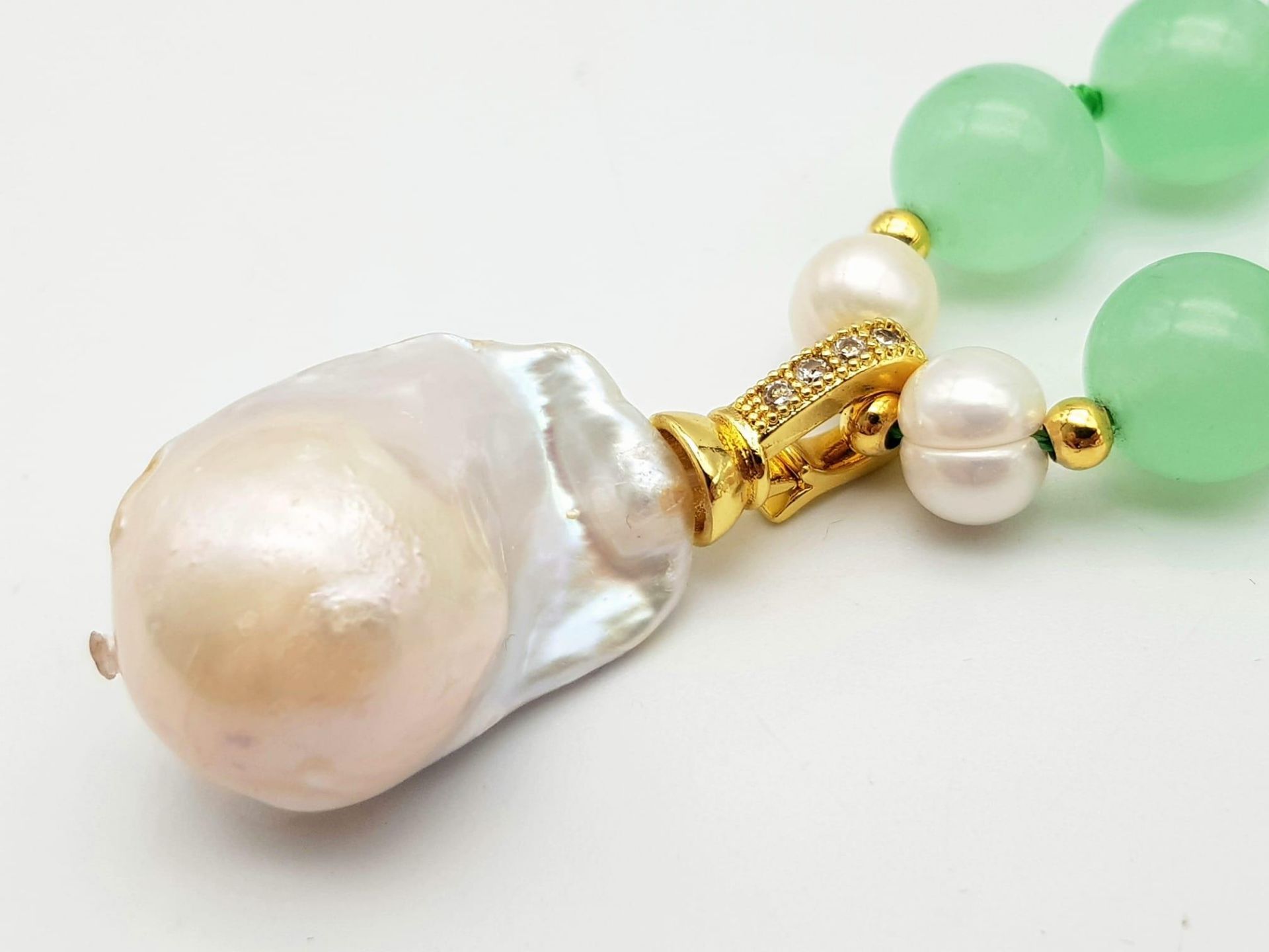 A Pale Green Jade Bead Necklace with Keisha Pearl Drop Pendant. 10mm jade beads with cultured - Image 4 of 4