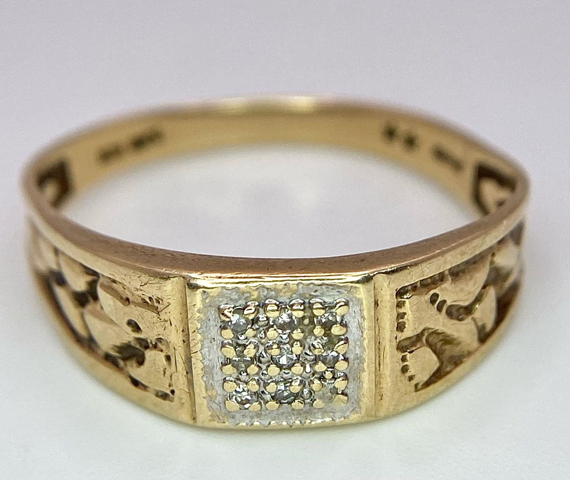 A VINTAGE GENTS 9K YELLOW GOLD DIAMOND BAND RING WITH PATTERNED SHOULDERS - 0.01CT DIAMOND - 2G - Image 4 of 6