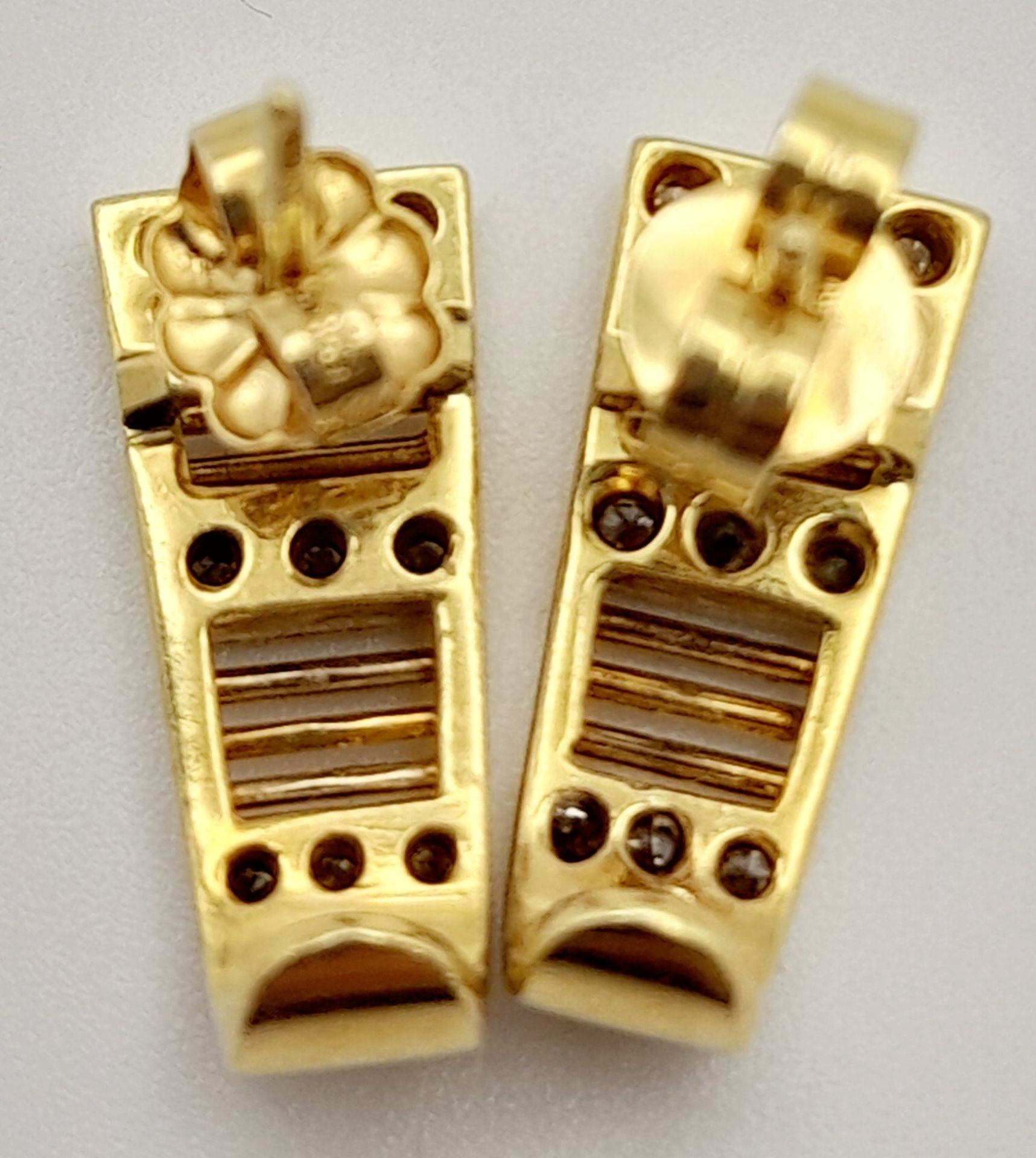 A PAIR OF 14K YELLOW GOLD DIAMOND SET EARRINGS. 0.20ctw, 1.7cm length, 4.7g total weight. Ref: SC - Bild 3 aus 4