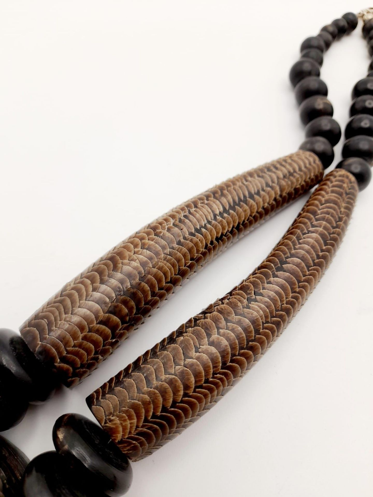 An East African talisman’s necklace, made with snakeskin and other materials, used by voodoo doctors - Bild 3 aus 6