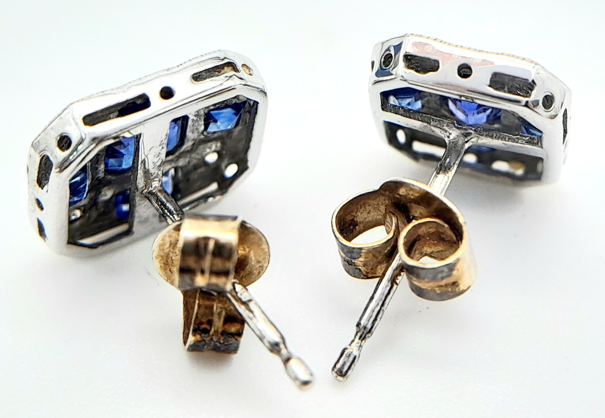 An Exquisite Pair of Vintage 9K White Gold, Diamond and Sapphire Art Deco Design Stud Earrings. - Image 5 of 6